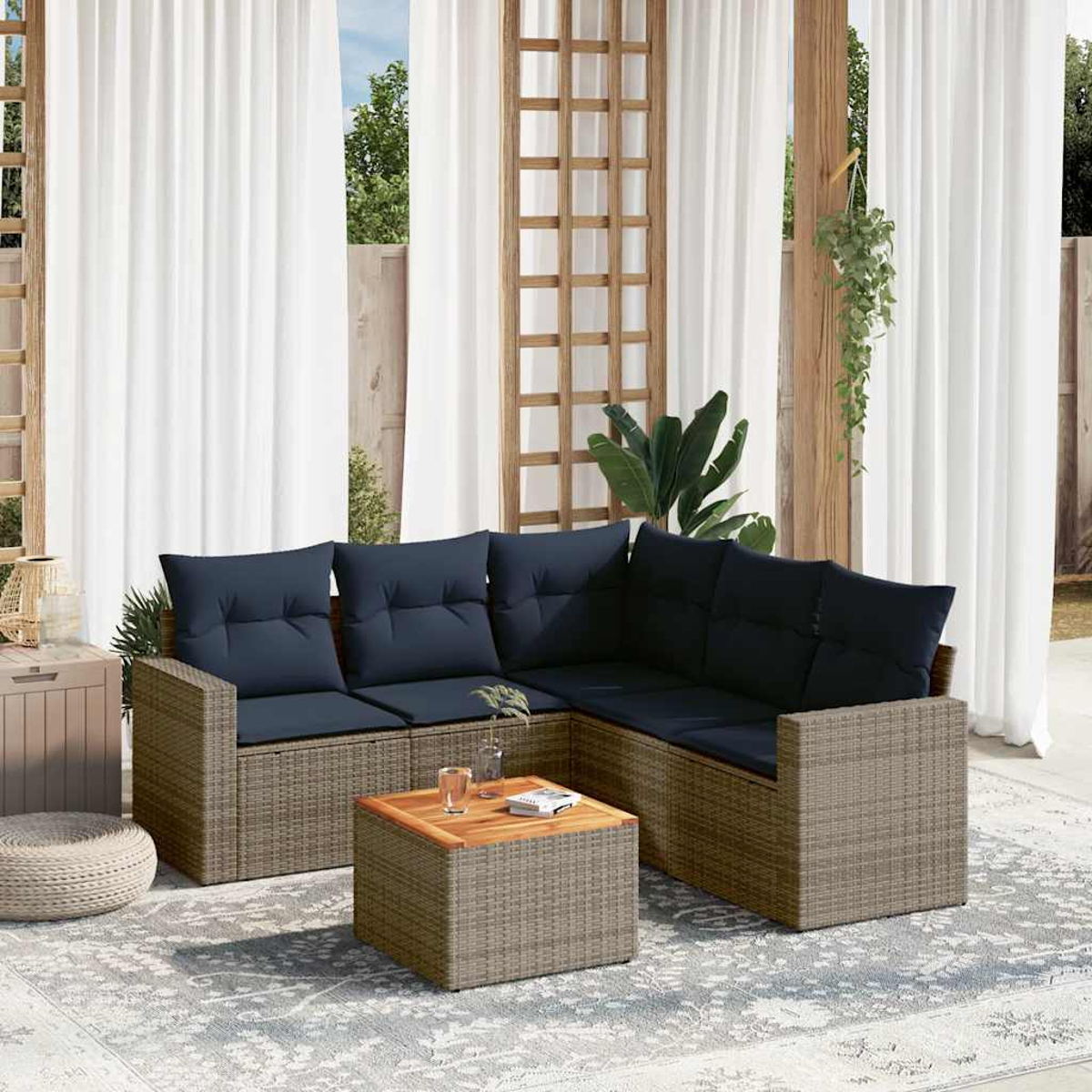 Ecksofa im Freien mit blauen Kissen und einem Holztisch auf einem Teppich.