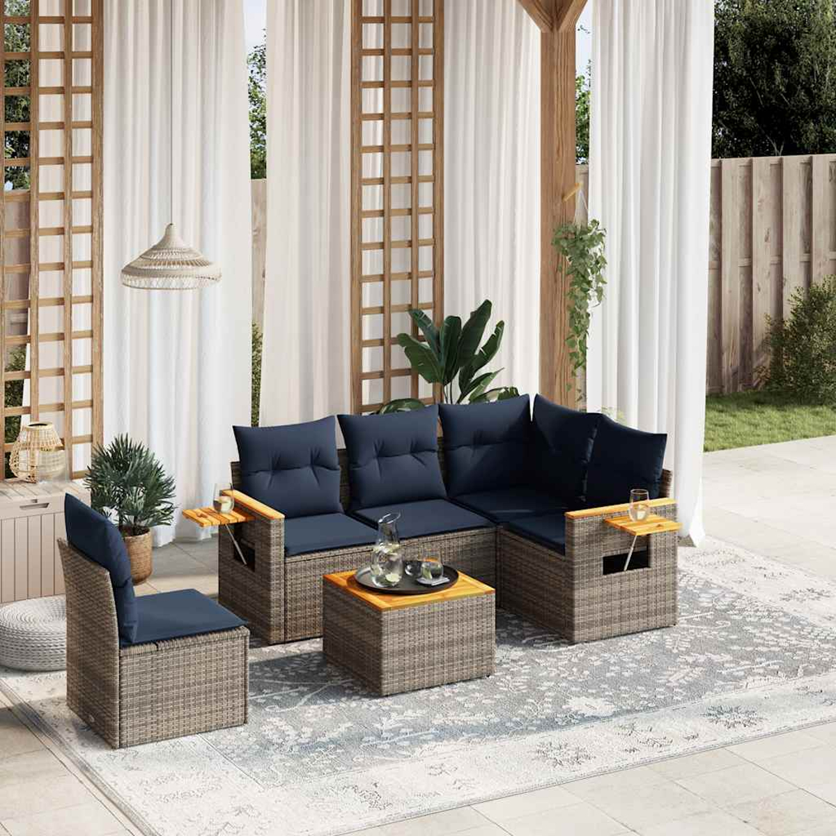 Terrassenmöbel-Set für draußen. Enthält ein Sofa, zwei Stühle, einen Couchtisch und einen Teppich. Die Szene ist sonnig.