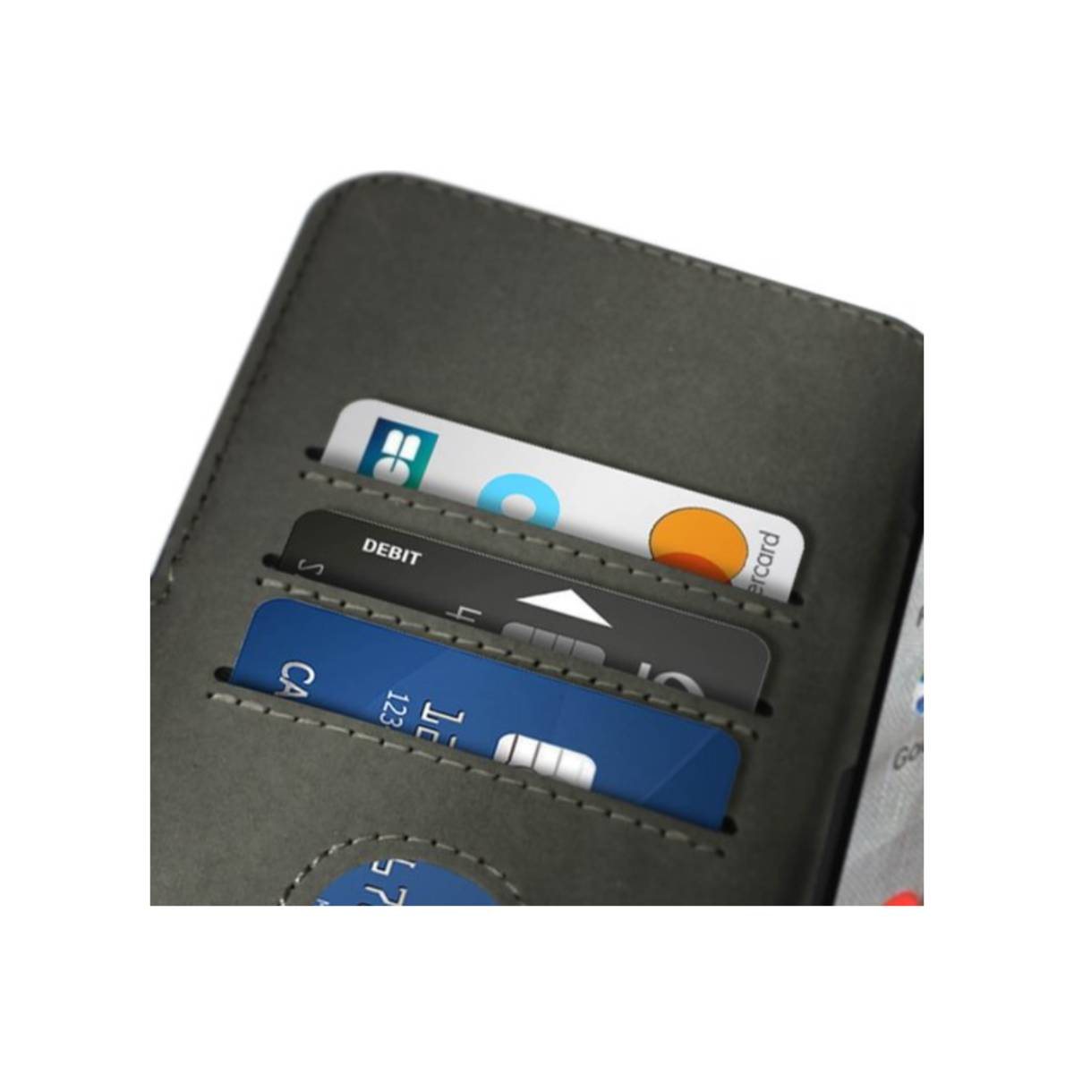 Handyhüllen-Innenraum mit Karten in Schlitzen: Debit, Kredit und ID.