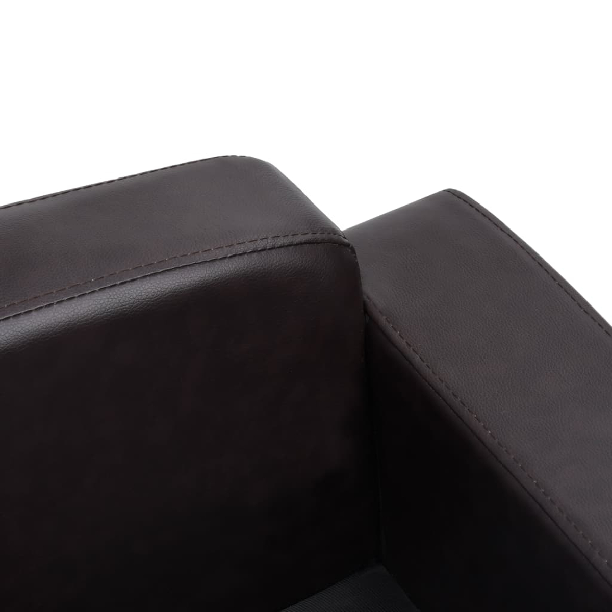 Nahaufnahme des braunen Ledersofas. Die Nahtdetails und die Textur des Leders sind sichtbar.