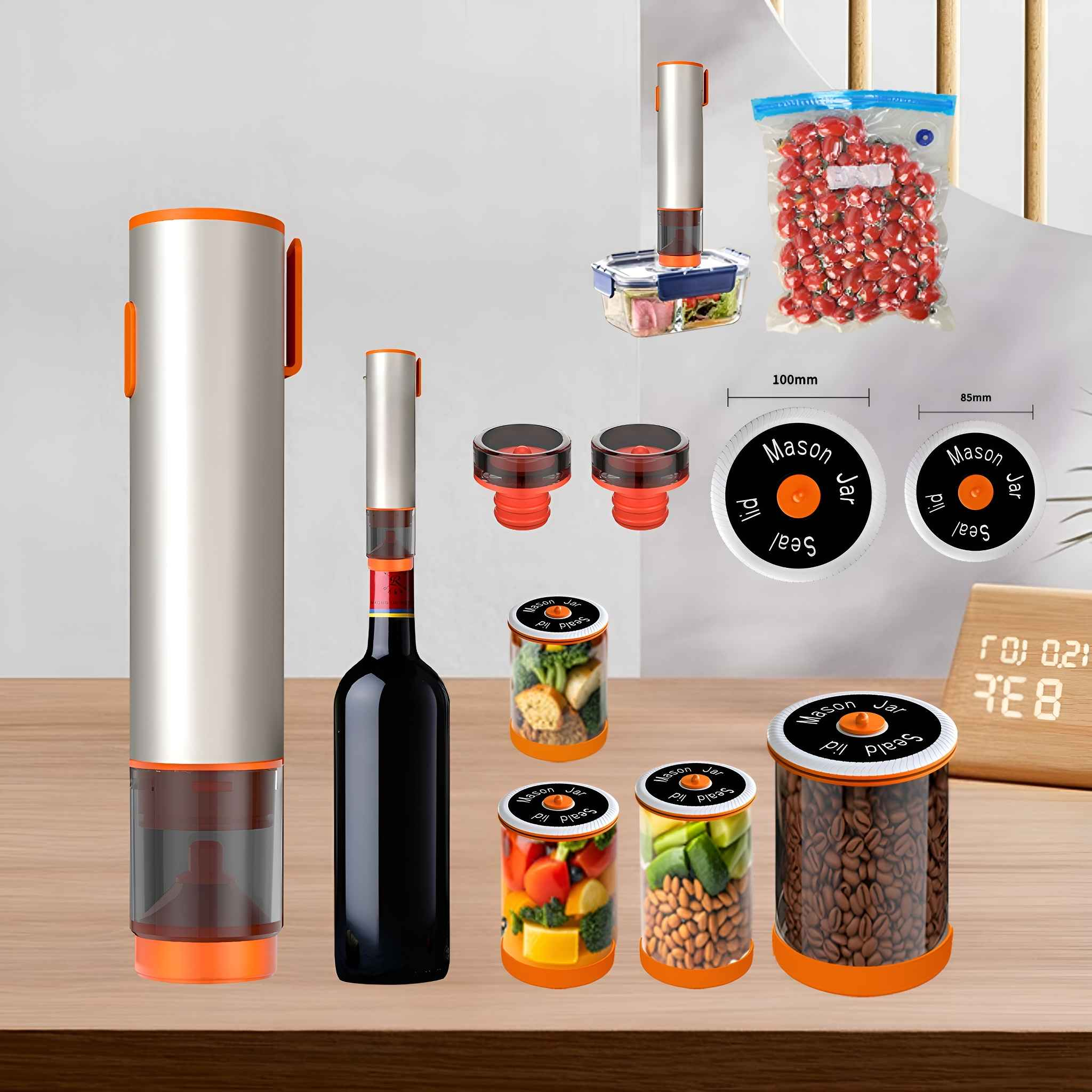 Ein silberner und orangefarbener elektrischer Weinverschluss. Daneben stehen Gläser mit Essen, eine Weinflasche und eine Digitaluhr.