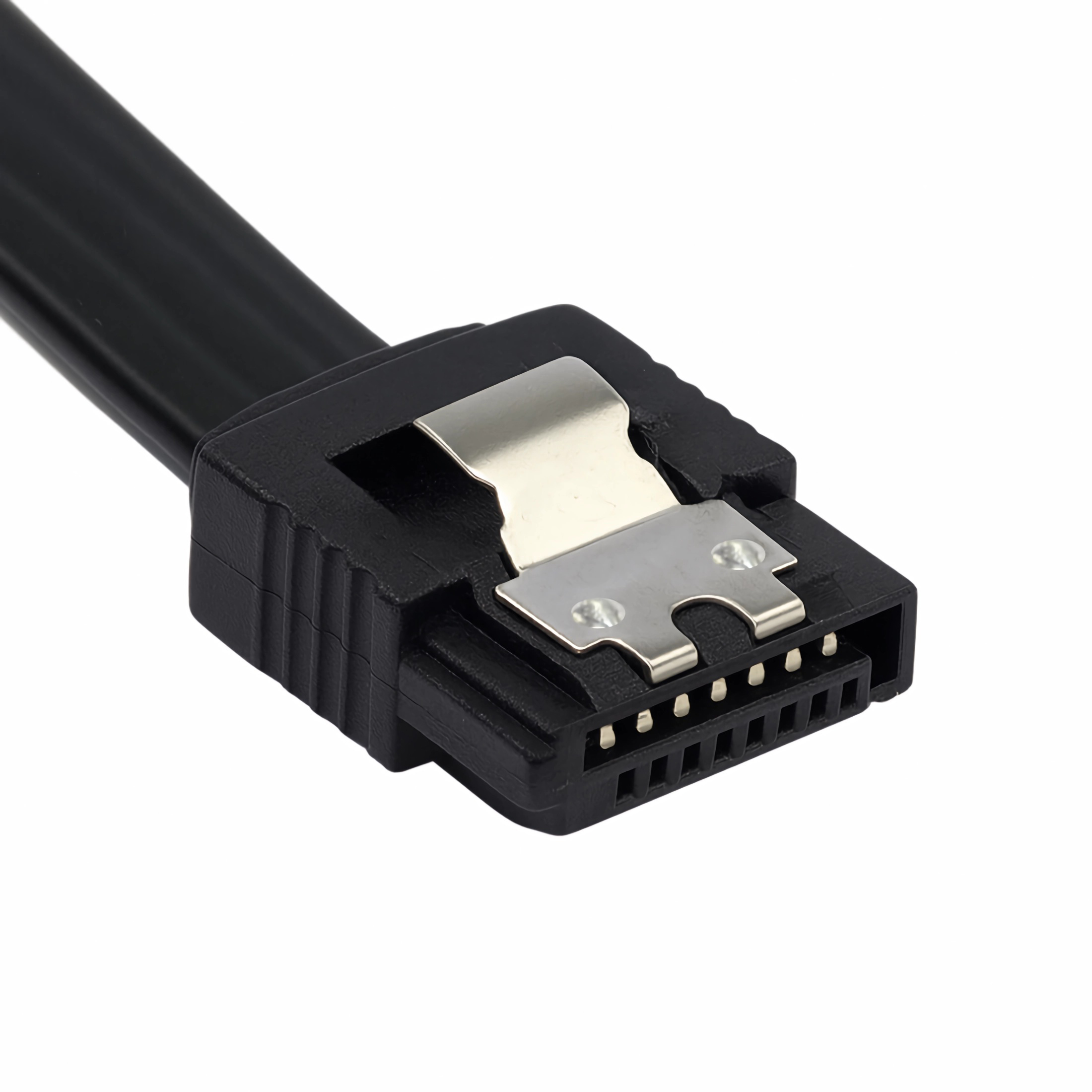 Nahaufnahme eines schwarzen SATA-Anschlusses mit Metallclip auf weißem Hintergrund.