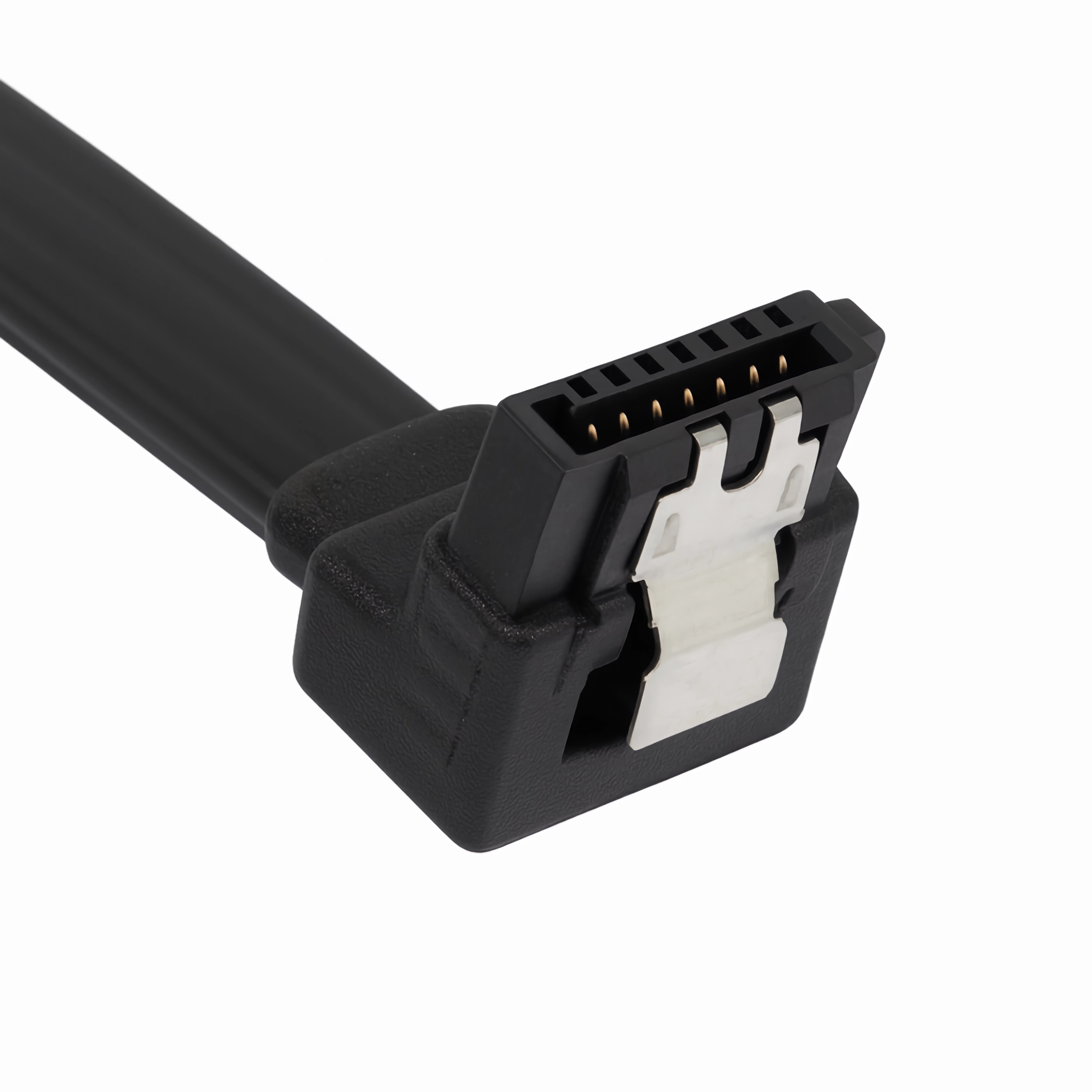 Nahaufnahme eines schwarzen SATA-Kabels mit Stecker. Der Stecker hat Stifte und einen silbernen Clip.