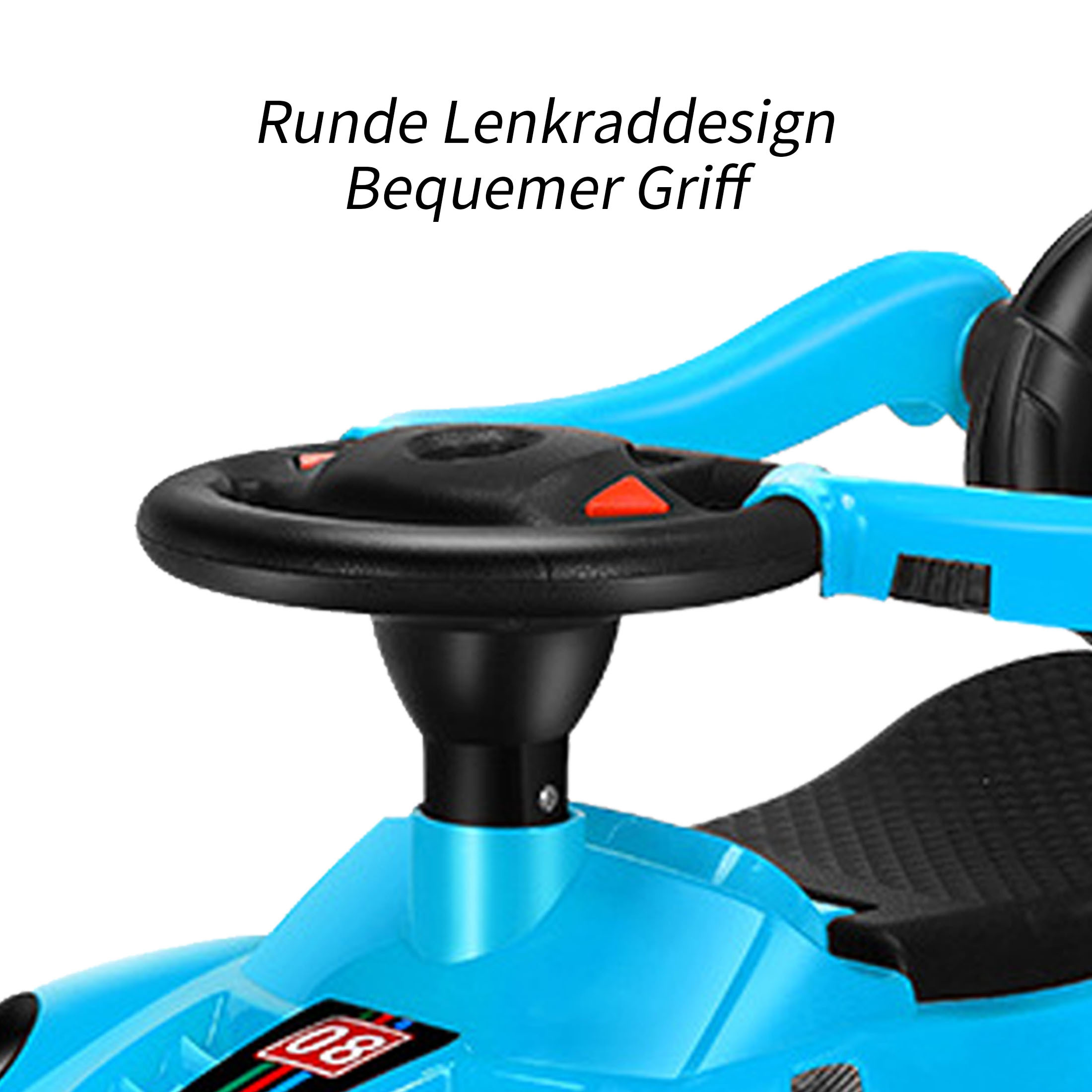 Nahaufnahme des Lenkrads und Armaturenbretts eines blauen Spielzeugautos. Das Lenkrad ist schwarz. Der Text ist deutsch.