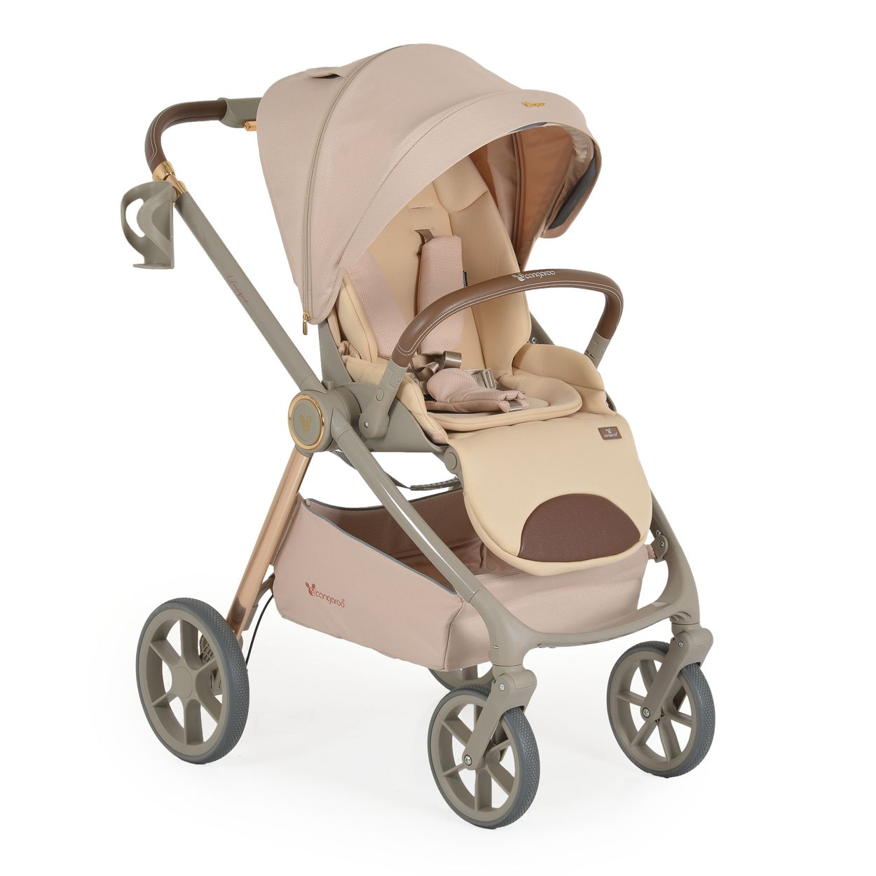 Ein beiger Kinderwagen auf weißem Hintergrund, Vorderansicht, mit braunen Akzenten und grauen Rädern.