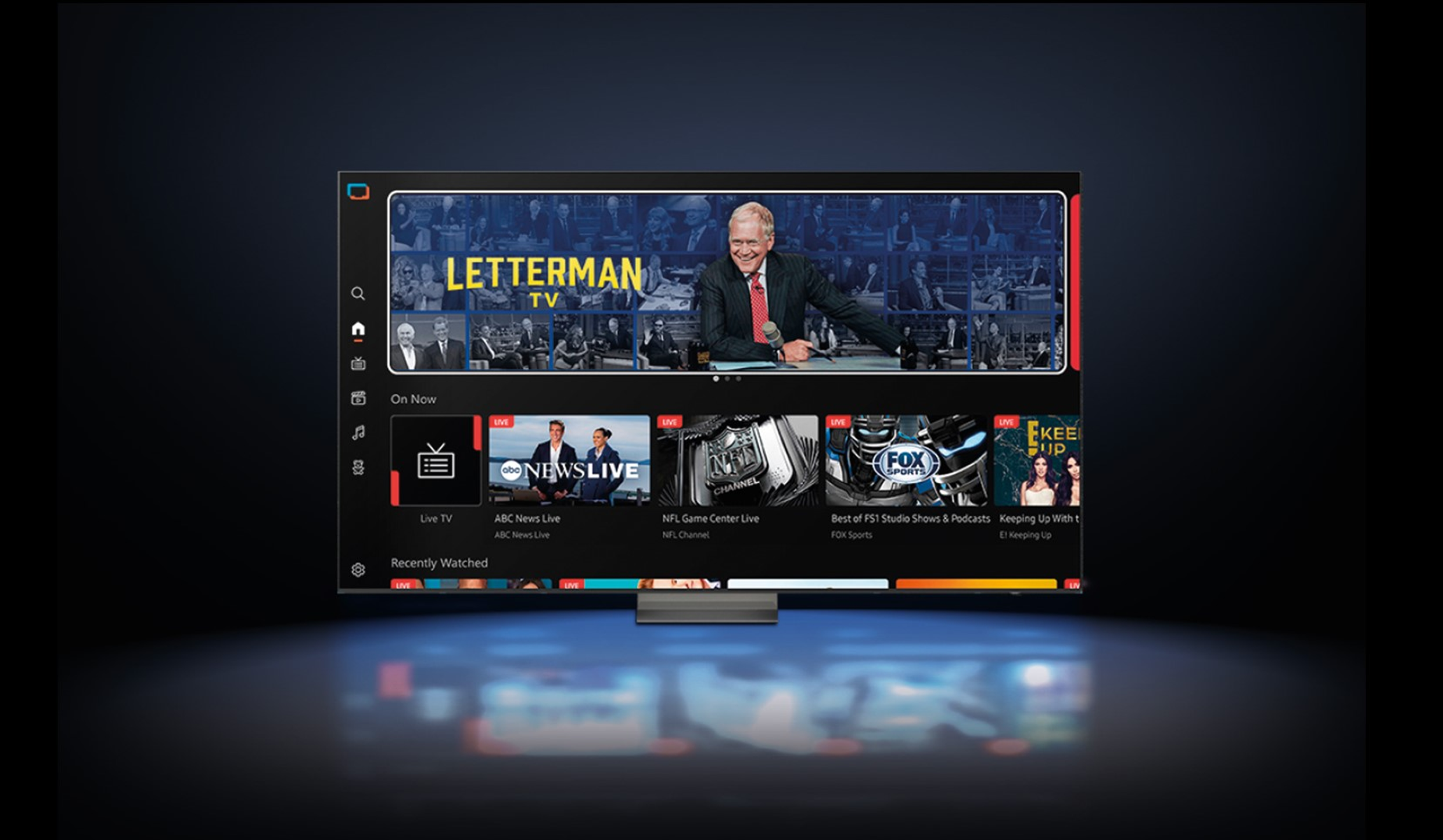 Ekran telewizora wyświetla interfejs usługi strumieniowania z telewizją na żywo i miniaturami programów.