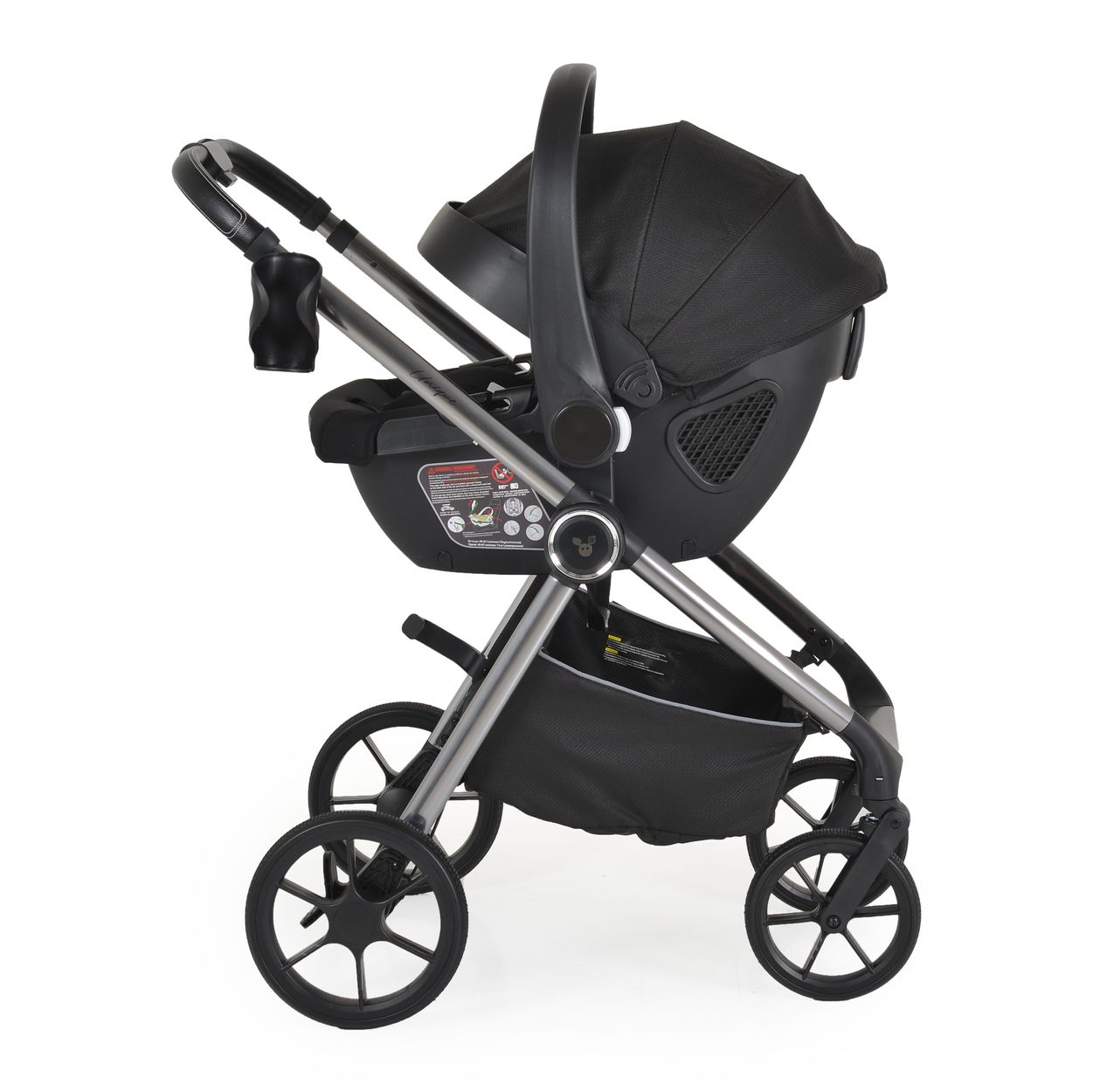 Schwarzer Kinderwagen mit Autositz. Der Rahmen ist silberfarben. Die Räder sind schwarz. Der Kinderwagen steht auf weißem Grund.
