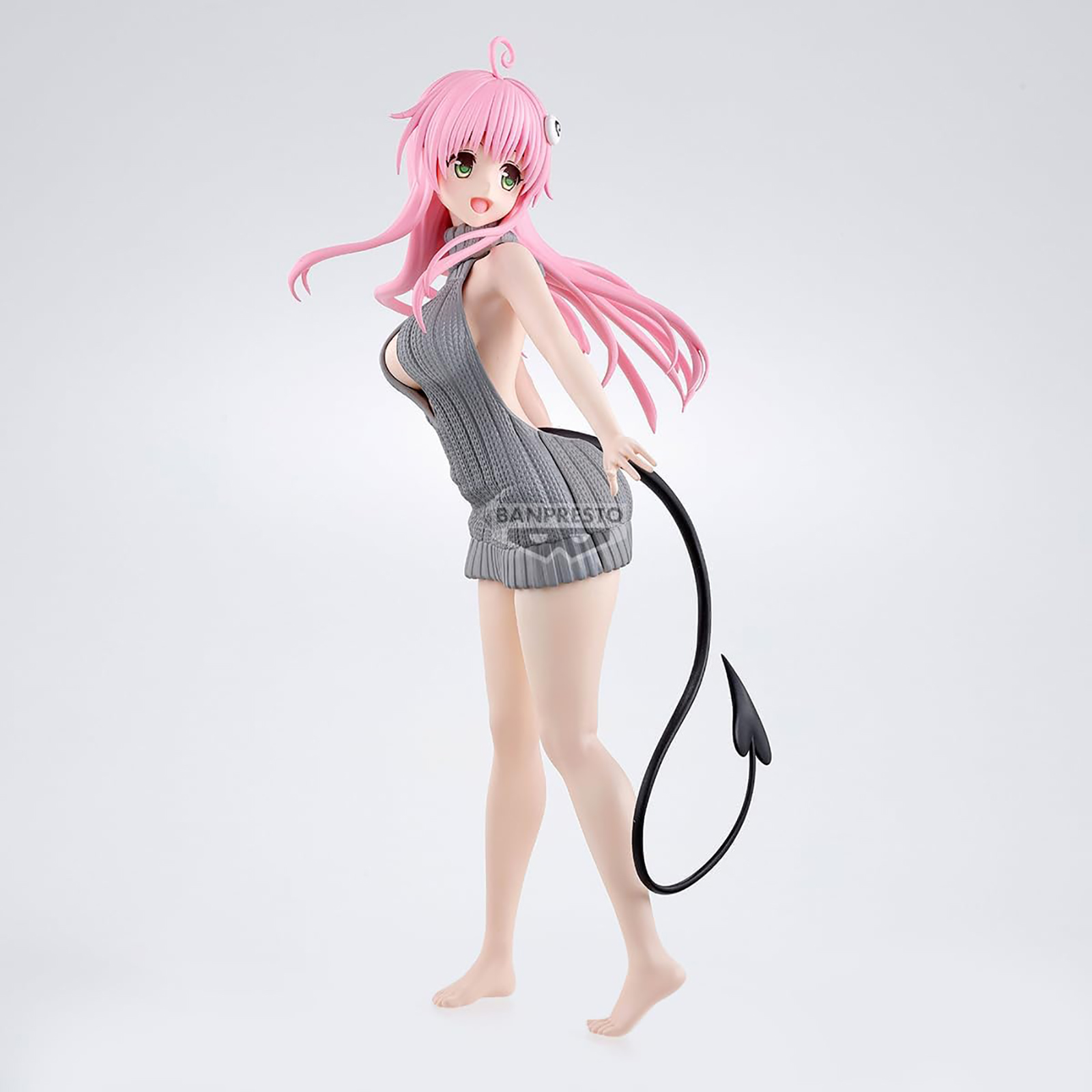 Figura de anime de una mujer con un vestido de suéter gris, cabello rosado y una cola negra. Fondo blanco.