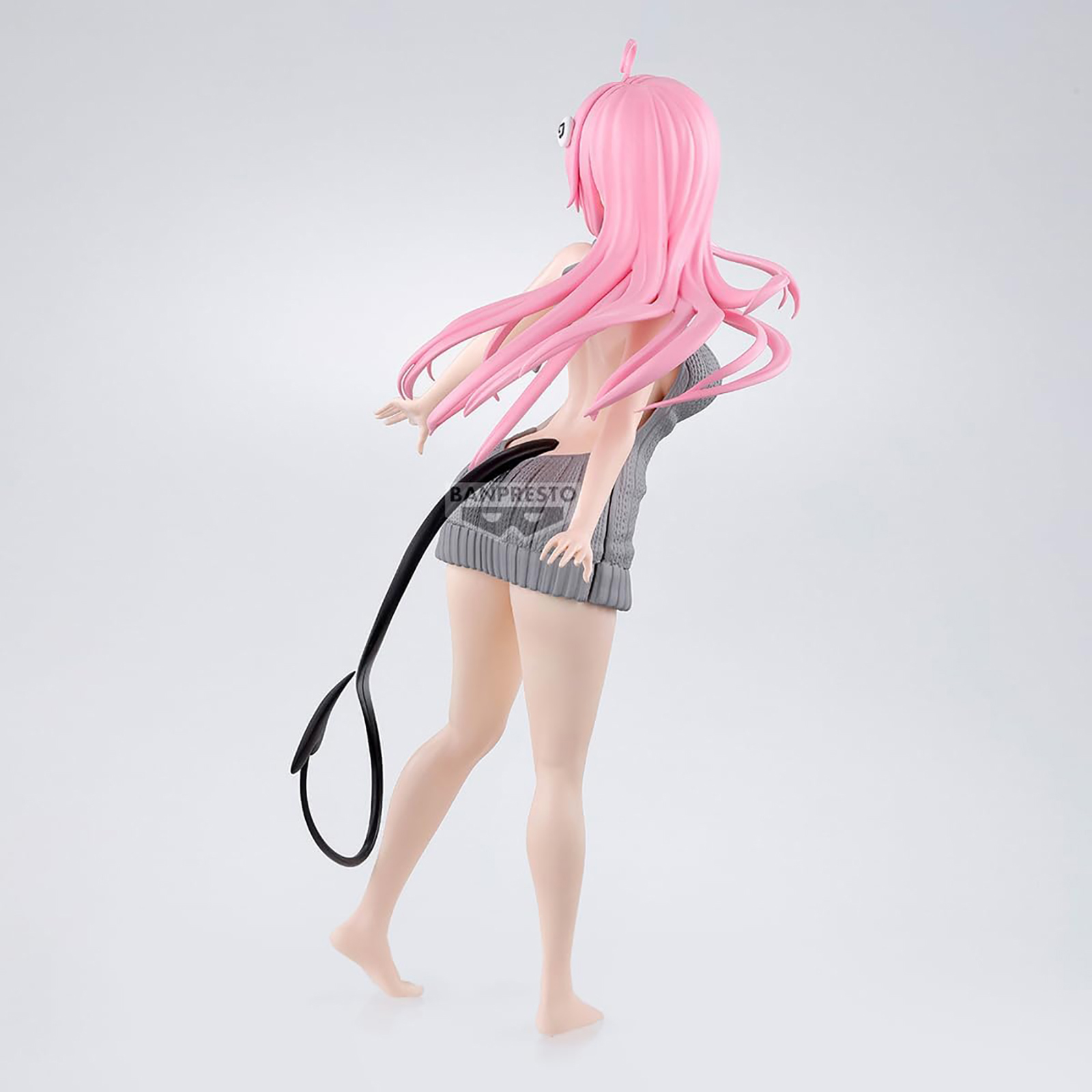 Figura de anime de una mujer con cabello rosado usando un suéter gris. Tiene una cola negra y está de pie.