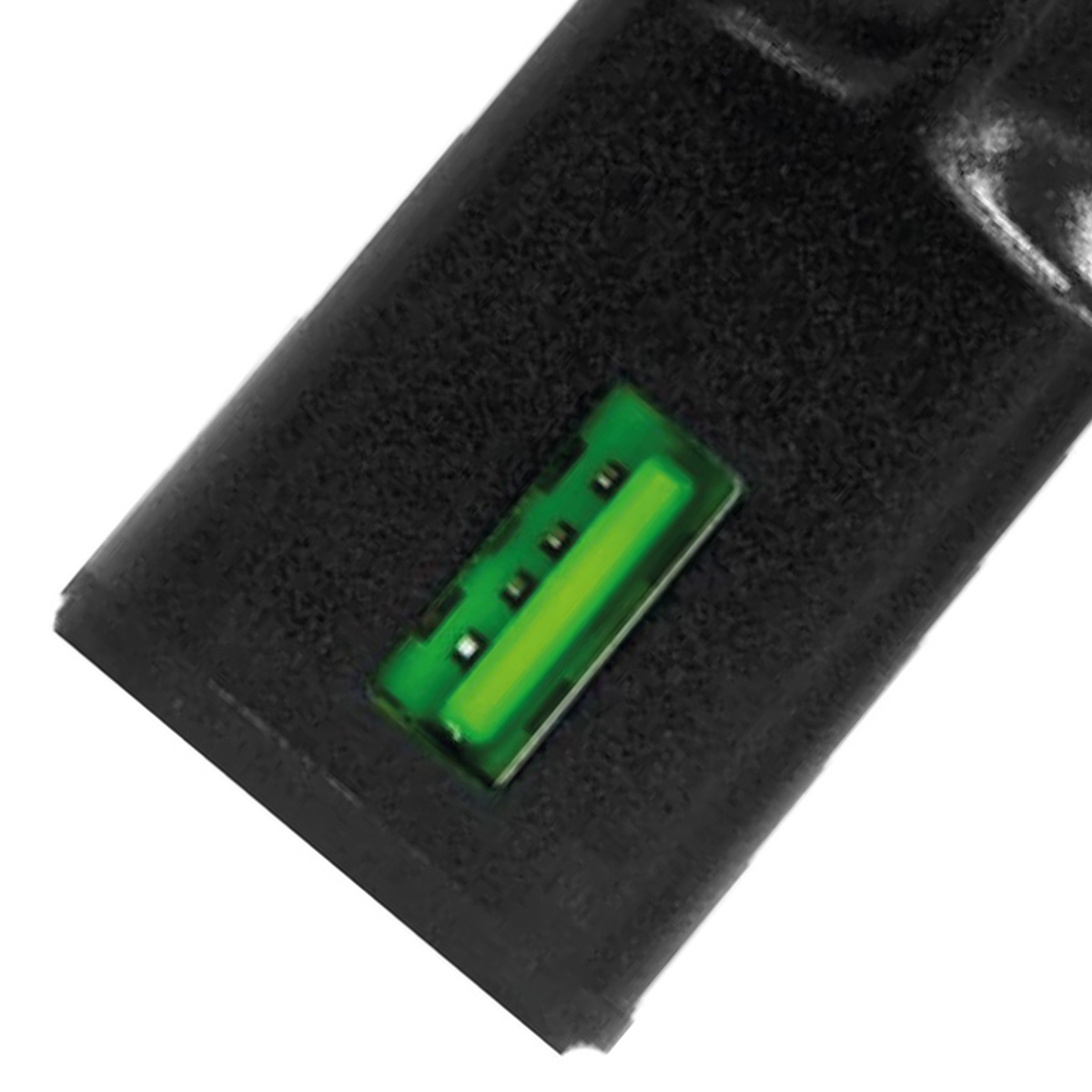 Un dispositivo elettronico nero con una luce verde sul lato. La luce è rettangolare.