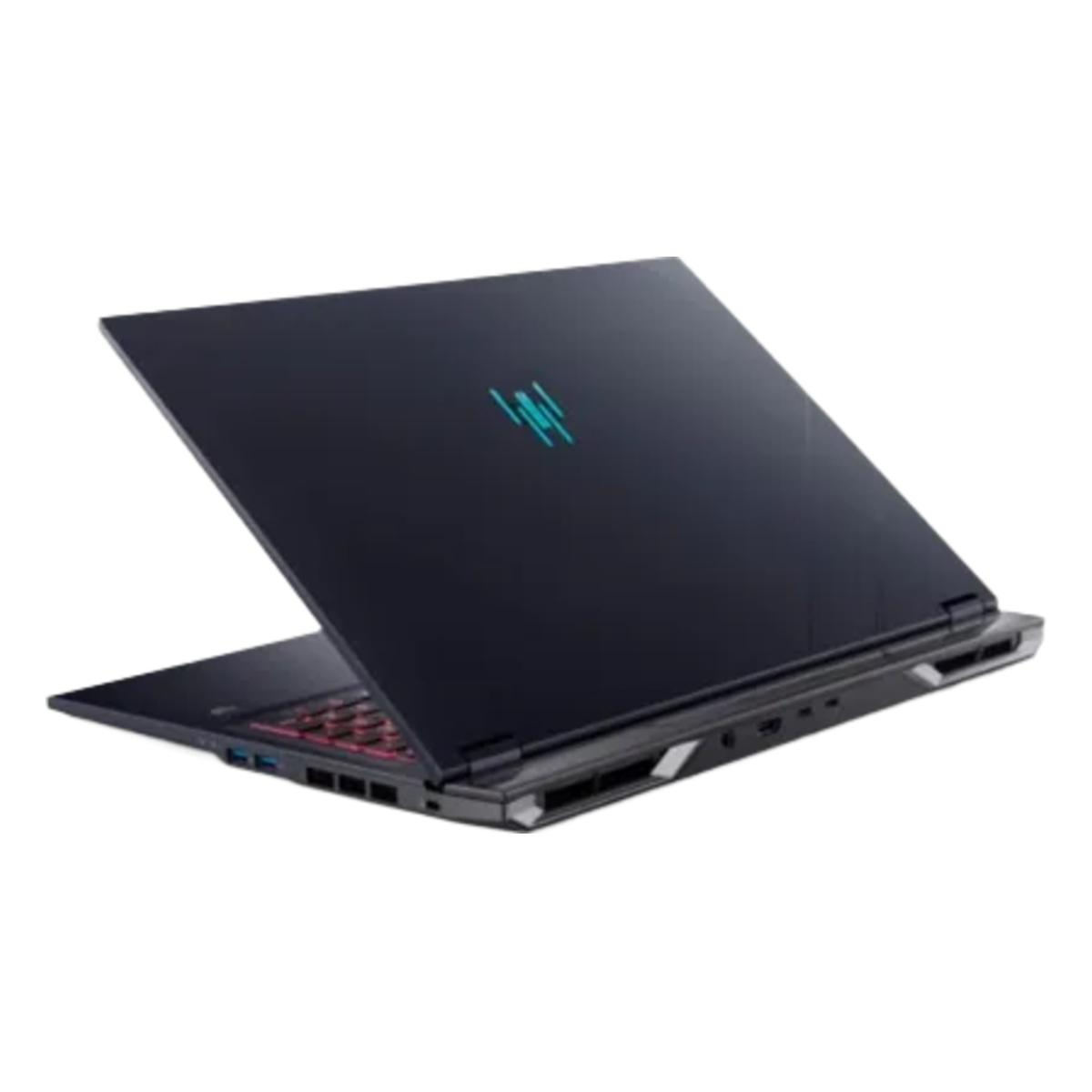 Laptop z otwartą czarną pokrywą. Laptop jest na białym tle.