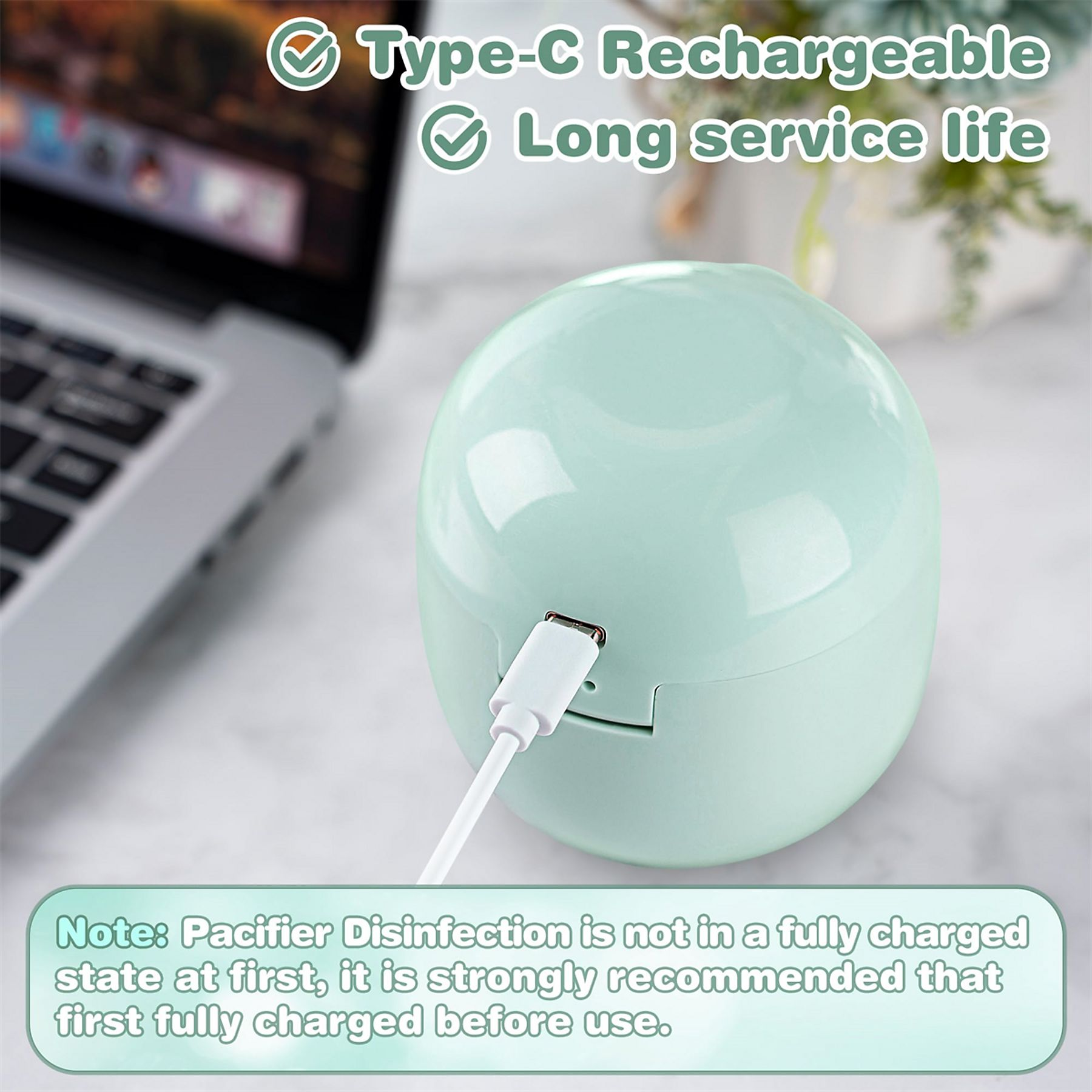 Ein kleiner Sterilisator mit einem USB-Kabel, das eingesteckt ist, und einem Laptop im Hintergrund.