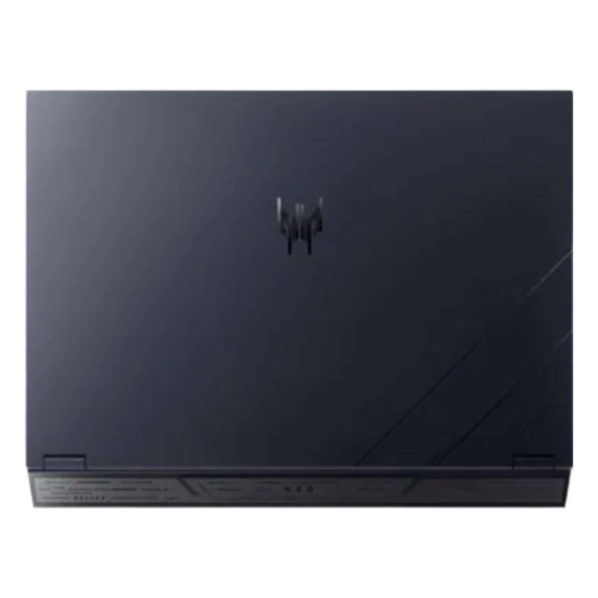 Laptop z zamkniętą pokrywą. Laptop jest czarny z logo Predator.