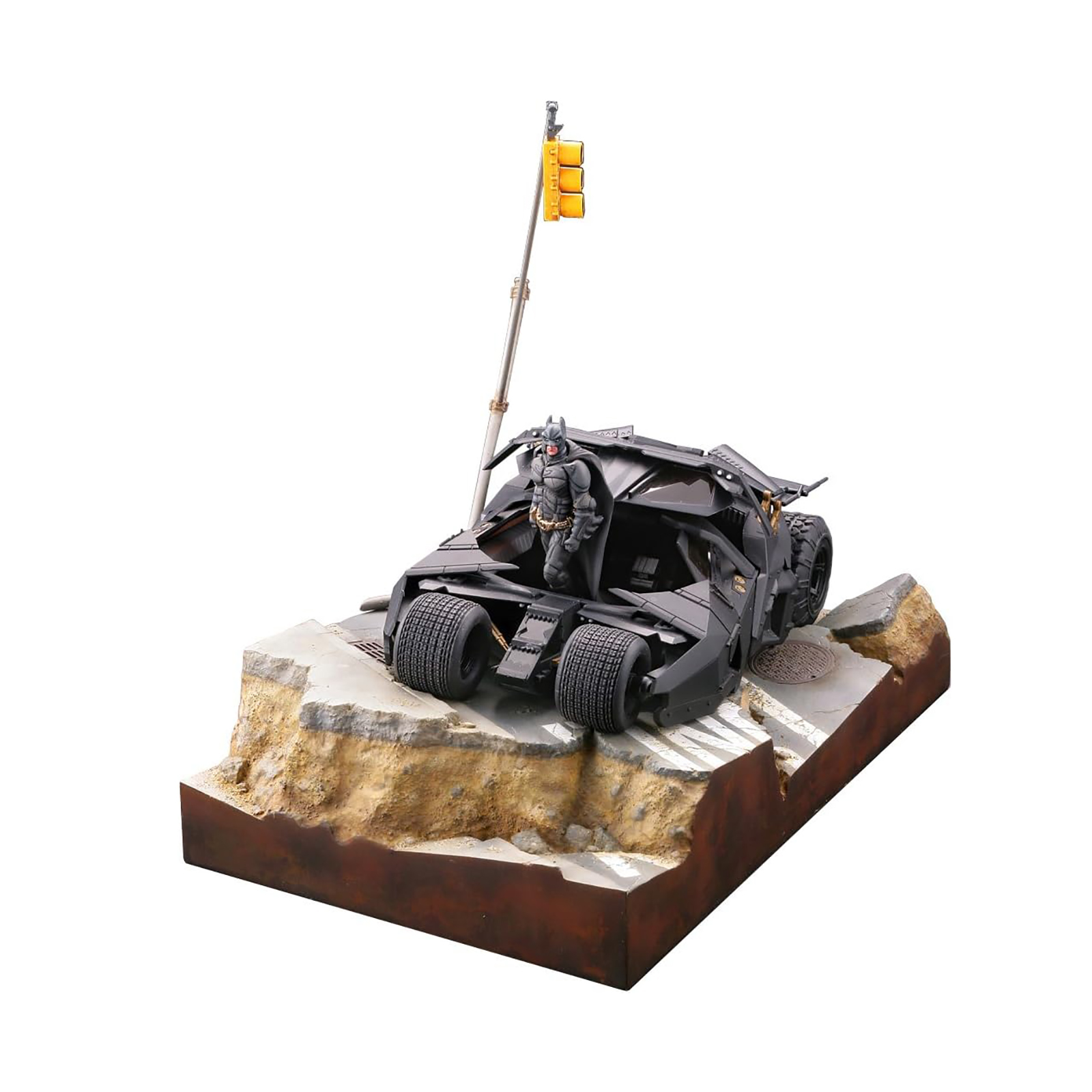 Eine Batman-Actionfigur steht in einem dunklen, futuristischen Auto neben einer gelben Ampel.
