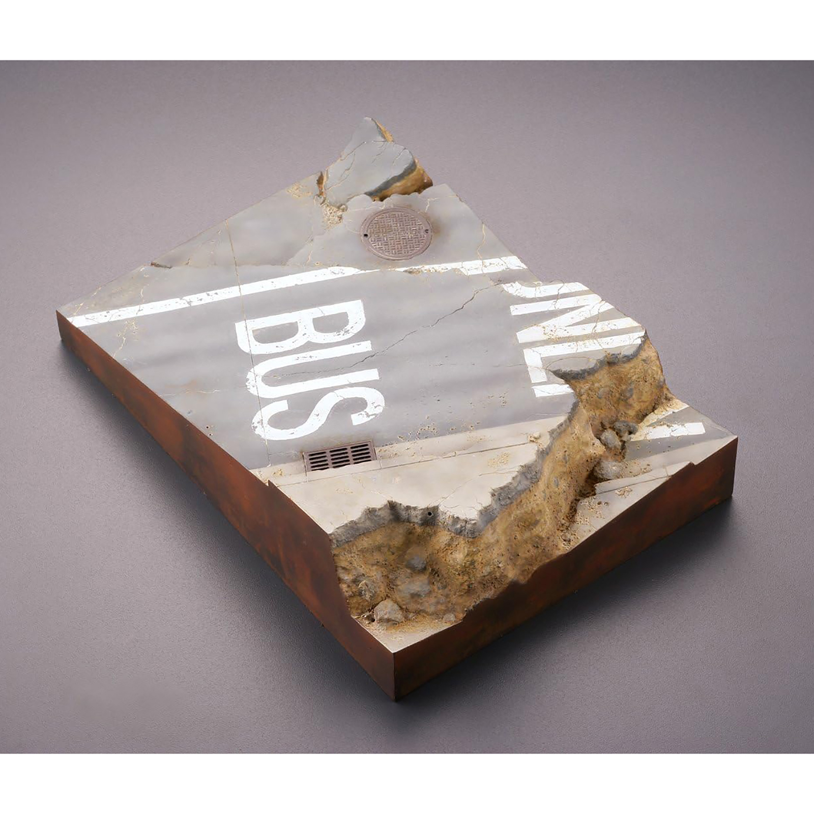 Diorama-Basis mit den Worten 'BUS ONLY' auf einer Straßenoberfläche, mit zerbrochenem Rand.