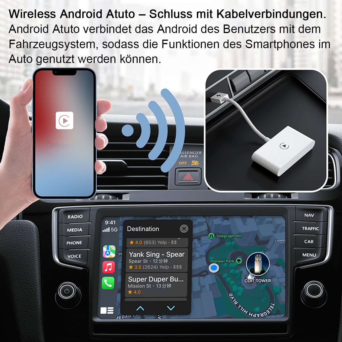 Eine Person hält ein Telefon vor dem Armaturenbrett eines Autos. Das Armaturenbrett zeigt ein Navigationssystem und Apps.