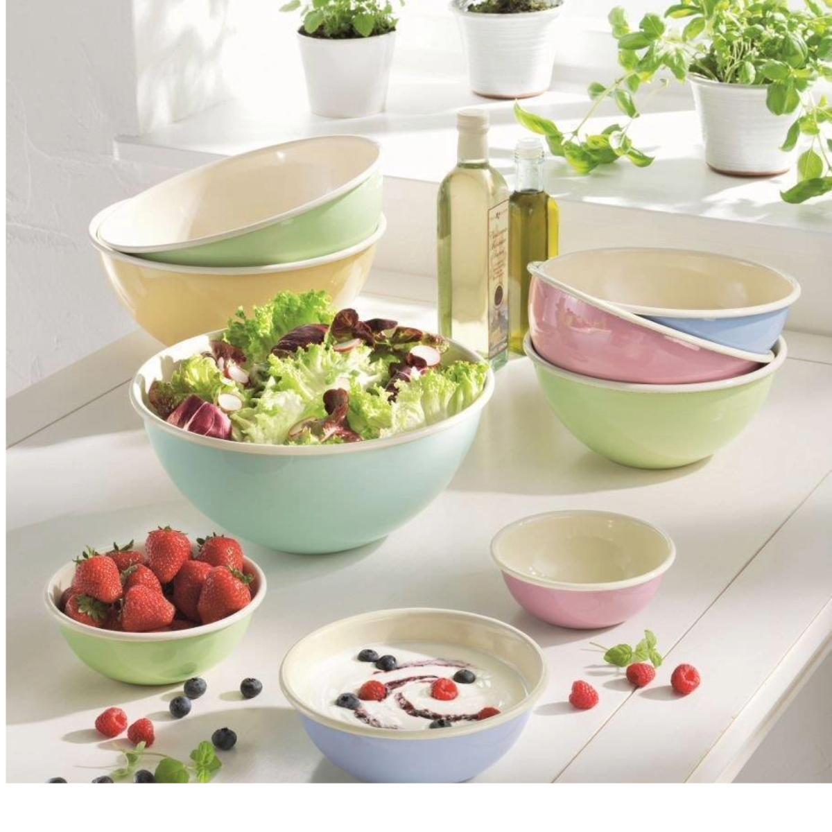 Une variété de bols colorés remplis d'ingrédients, dont de la salade, des fruits et du yaourt.