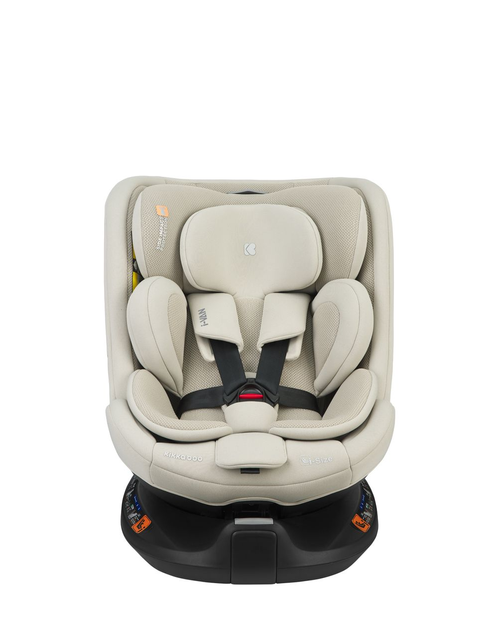 Ein beiger Autositz für Babys, mit schwarzem Sockel, vor weißem Hintergrund.