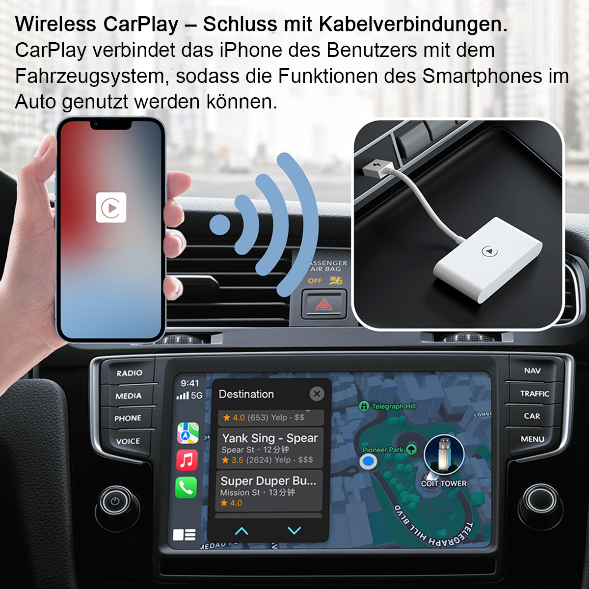 Armaturenbrett mit Telefon, das eine Karte und CarPlay zeigt, sowie ein weißer CarPlay-Adapter per USB verbunden.