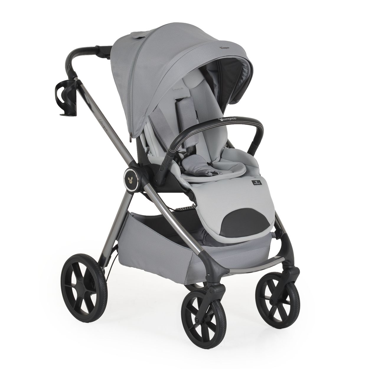 Ein hellgrauer Kinderwagen mit schwarzen Rädern und einem grauen Verdeck, vor weißem Hintergrund.