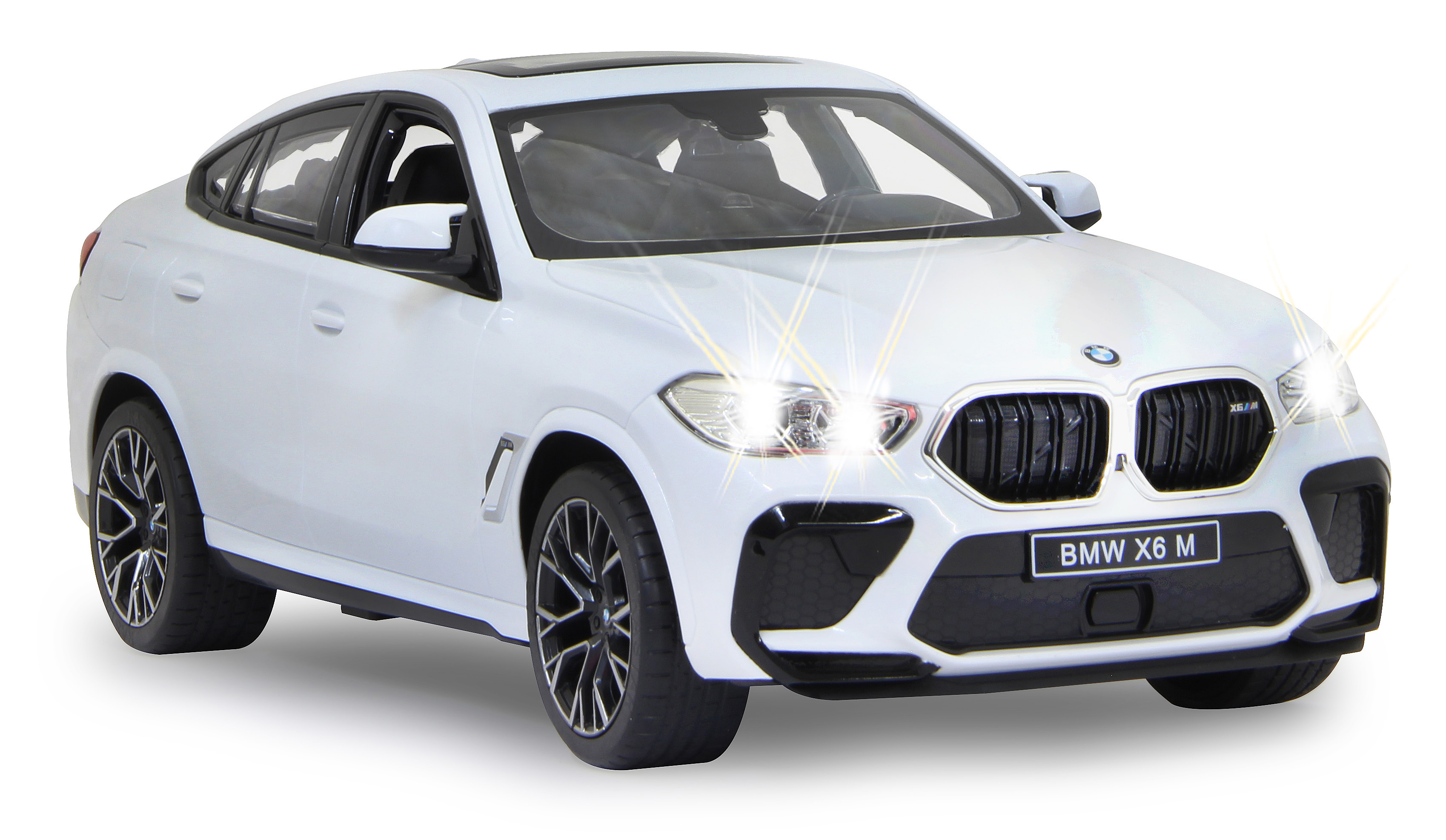Ein weißes BMW X6 M-Auto wird leicht angewinkelt gezeigt. Die Scheinwerfer sind eingeschaltet.