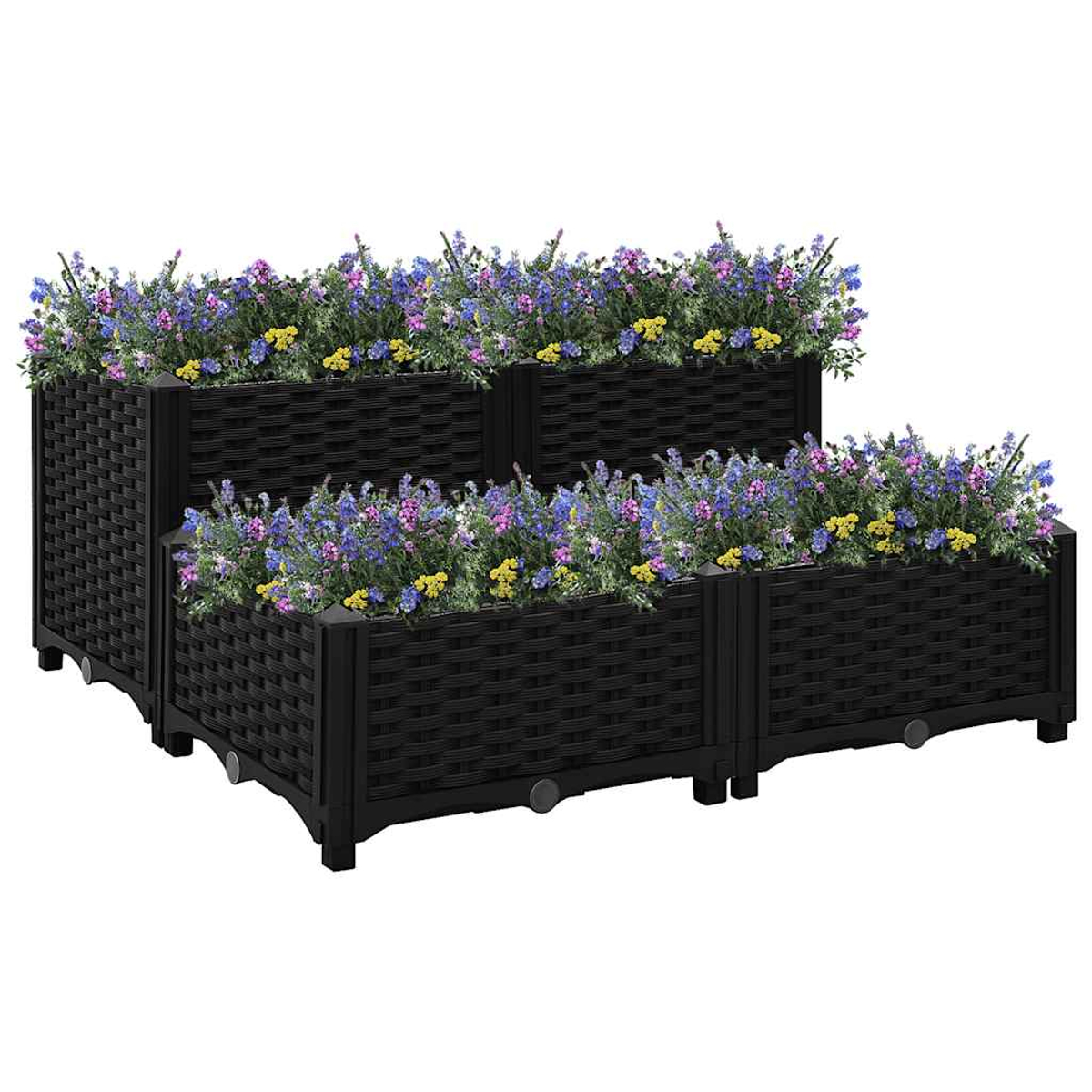 Eine Anordnung von schwarzen Weidenkörben, die in Stufen angeordnet sind und mit Blumen gefüllt sind.
