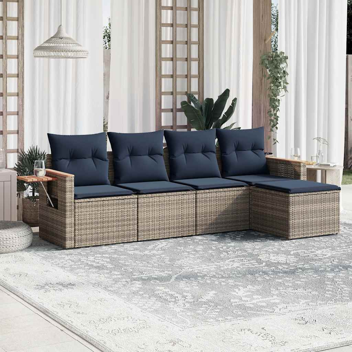 Ein Rattan-Ecksofa mit blauen Kissen und einem kleinen Beistelltisch mit Glas liegt auf einem Teppich.