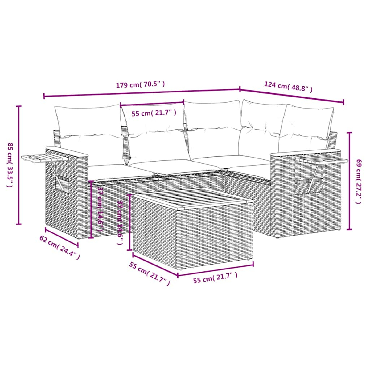 Ein L-förmiges Rattan-Sofa und ein quadratischer Tisch sind mit Maßen dargestellt. Das Sofa hat cremefarbene Kissen.