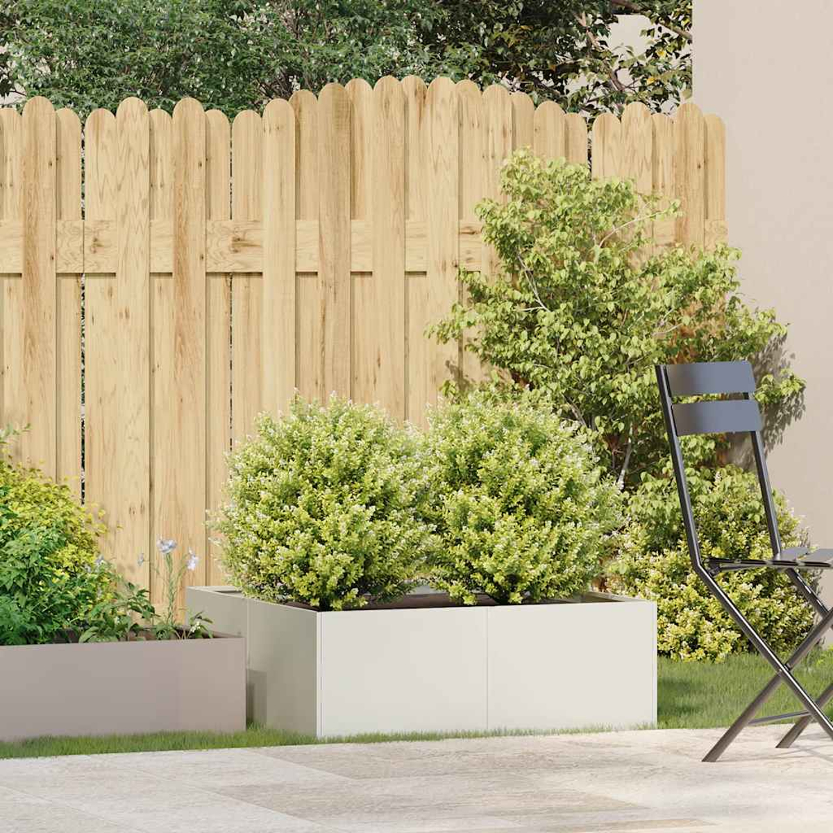 Scena all'aperto con una recinzione in legno, fioriere con vegetazione e una sedia in metallo su un patio.