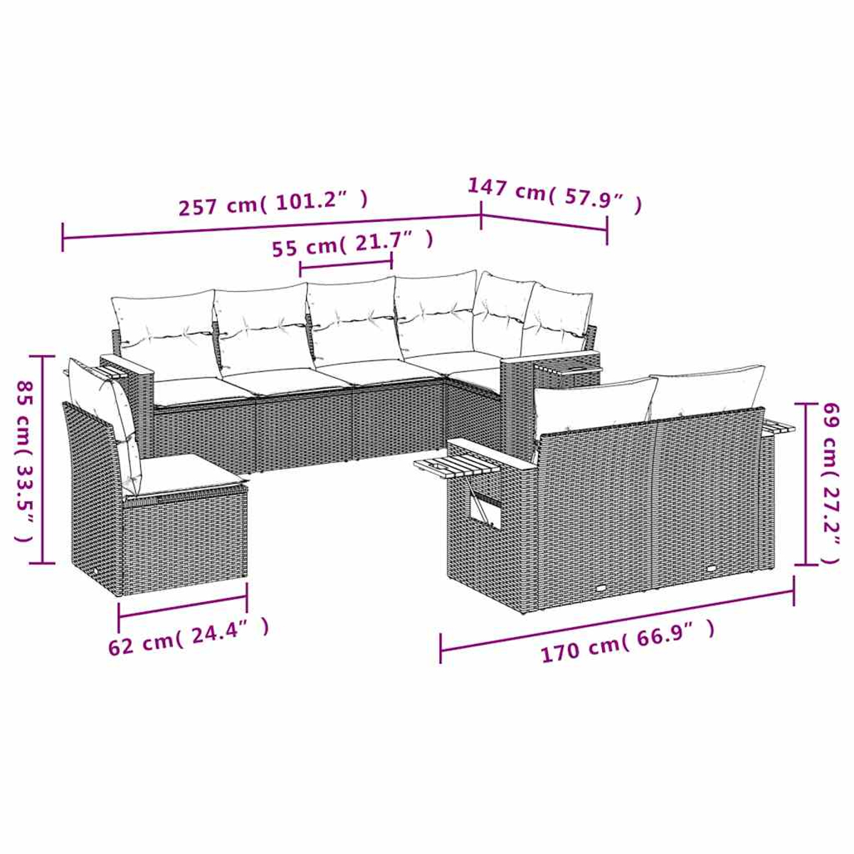 Ein Ecksofa aus Rattan mit beschrifteten Abmessungen. Es hat weiße Kissen und einen passenden Couchtisch.