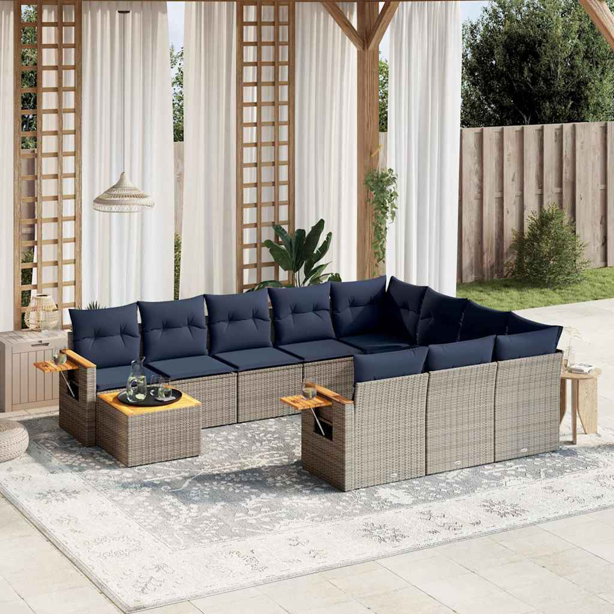 Ein graues Korbssofa-Set mit blauen Kissen und einem Holztisch.