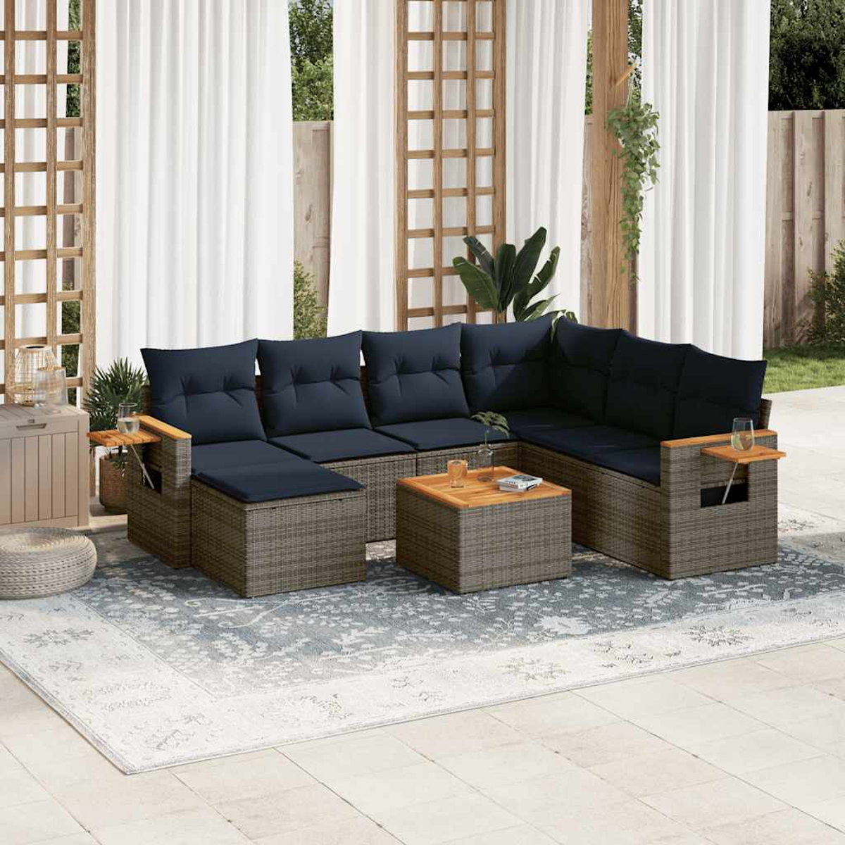 Ein Ecksofa mit blauen Kissen und ein Couchtisch stehen auf einem Teppich, neben einem Stuhl und Vorhängen.