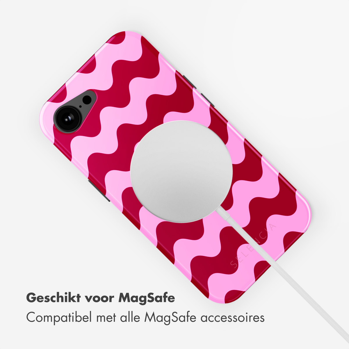 Une coque de téléphone rose à motif de vagues avec un chargeur MagSafe blanc et un téléphone. Le texte indique qu'il convient.