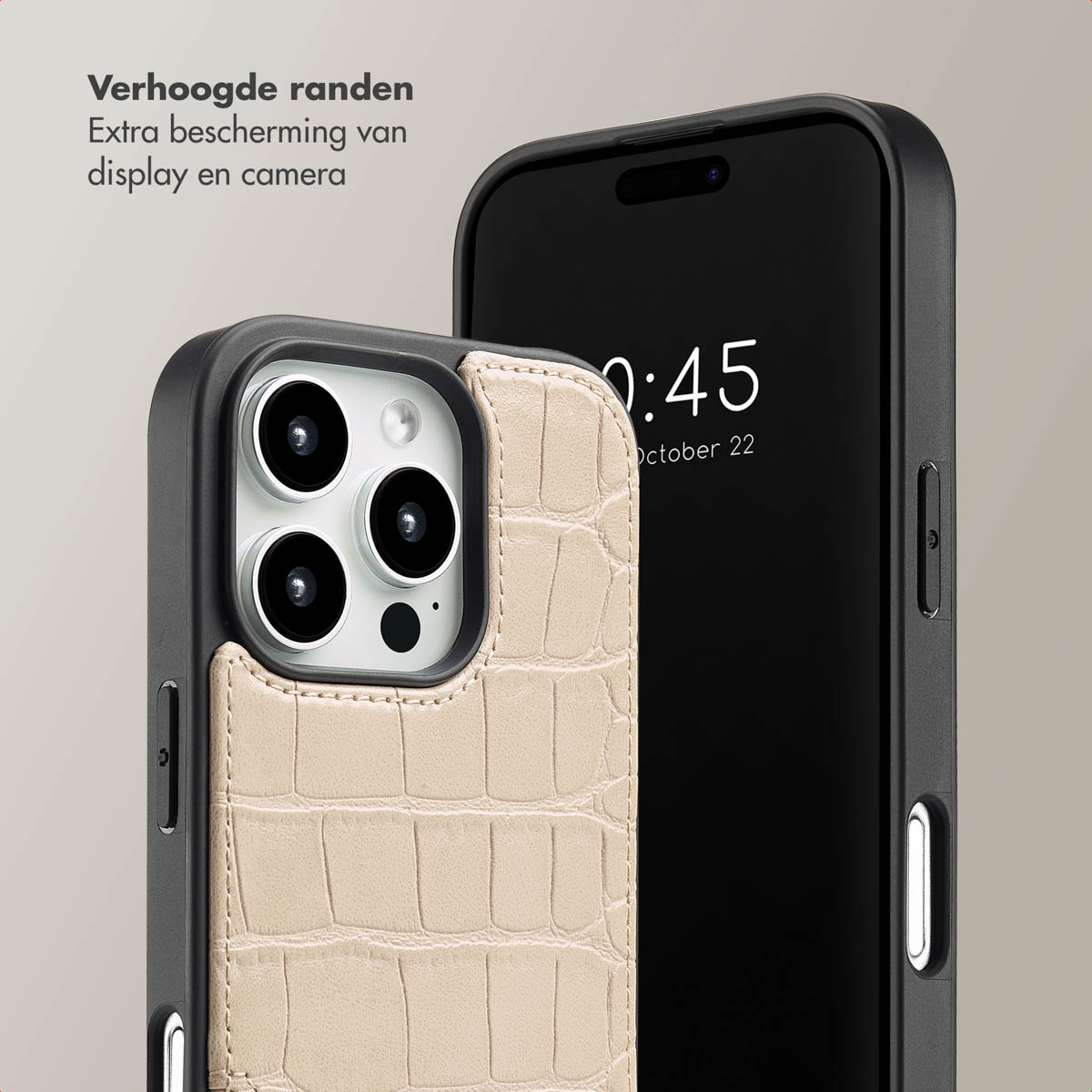 Een telefoonhoesje met een beige krokodillenpatroon en een telefoon die de tijd weergeeft. De case heeft bescherming.