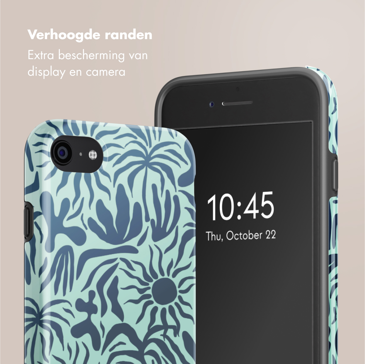 Een telefoonhoesje met een blauw en groen bloemenontwerp staat naast een telefoon die de tijd 10:45 laat zien.