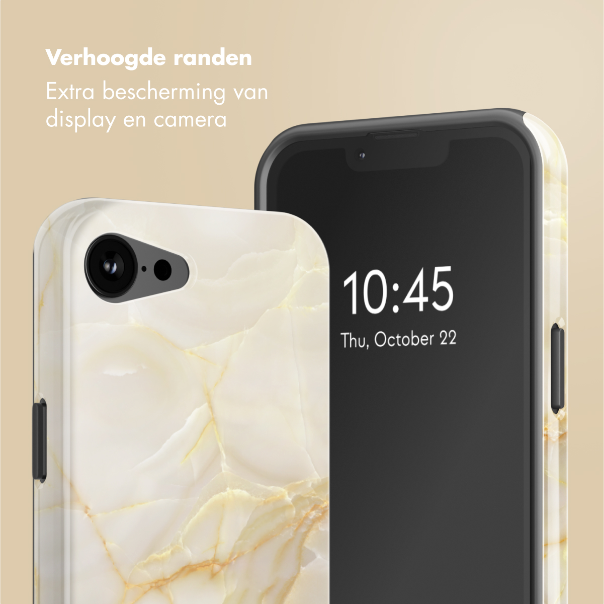 Una custodia per telefono con un design a marmo bianco e oro è accanto a un telefono che mostra le 10:45, 22 ottobre.