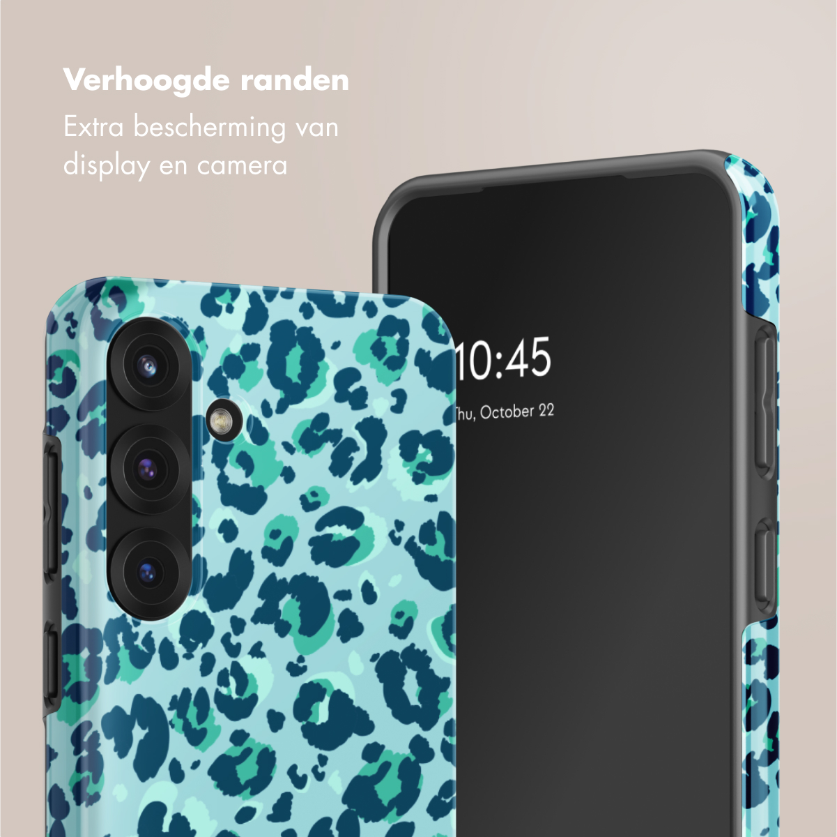 Telefoon met een hoesje met een blauwe luipaardprint, toont 10:45, 22 oktober.