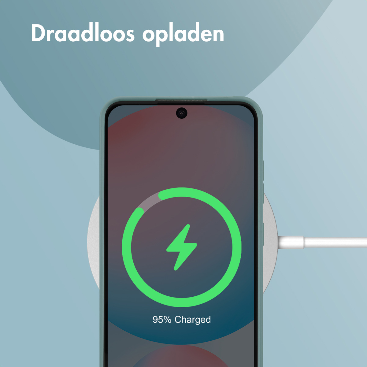 Un telefono si carica in modalità wireless su un pad di ricarica bianco. Il display mostra il logo verde.