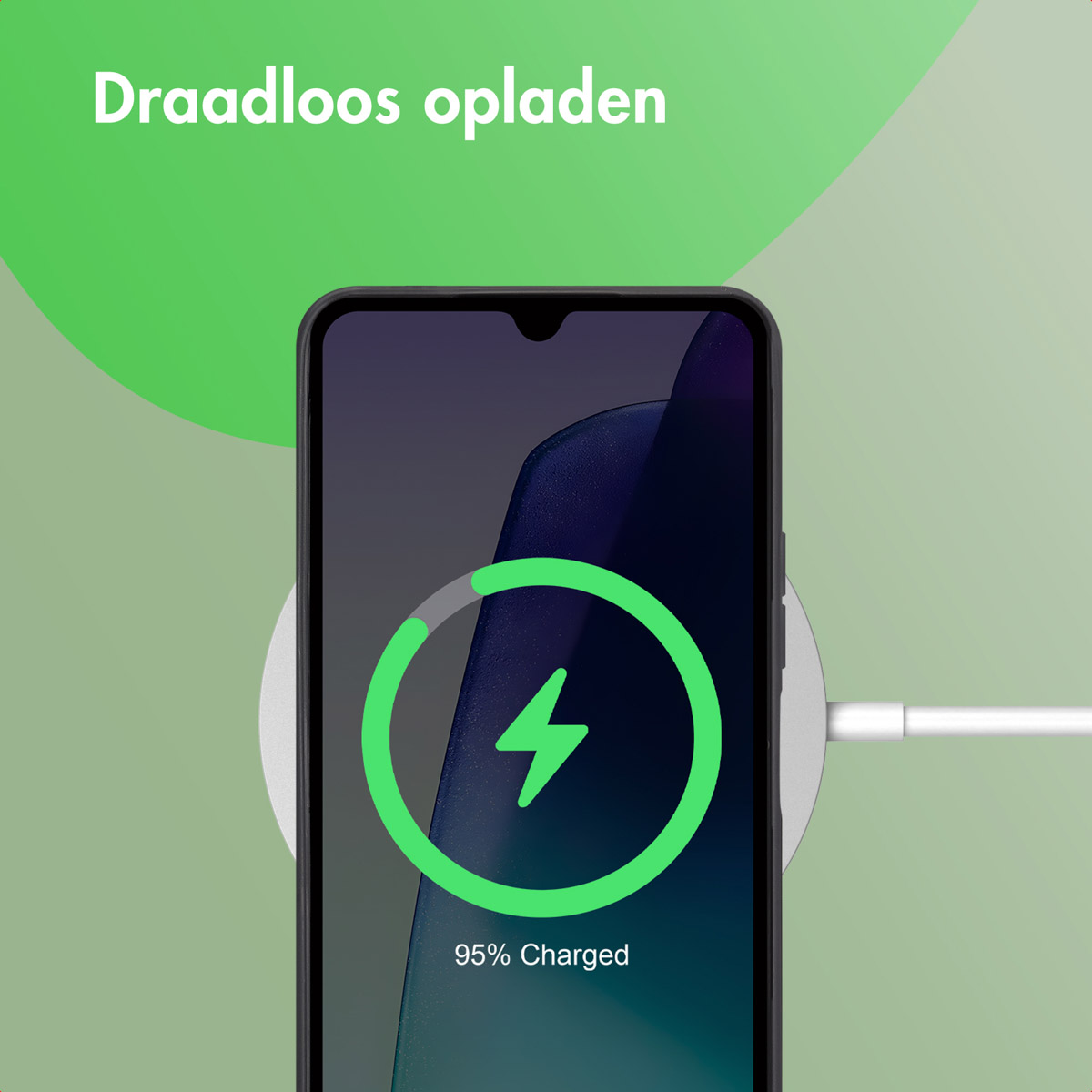 Een telefoon laadt draadloos op een wit oplaadpad. Het scherm toont een groen oplaadlogo.