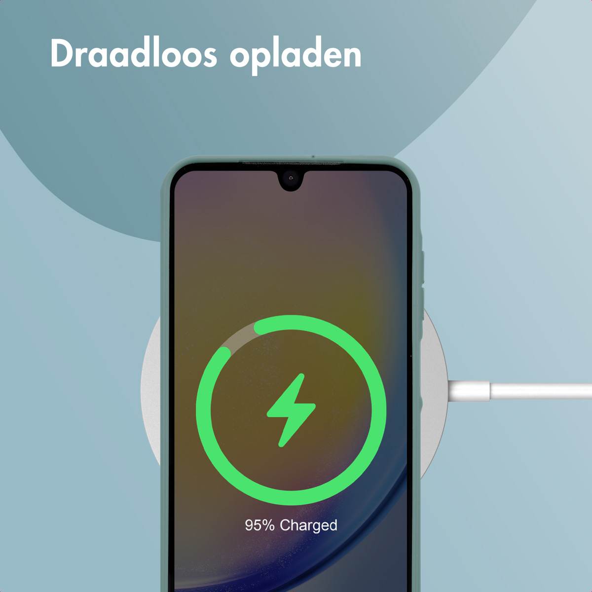 Telefono su caricatore wireless, icona fulmine verde, 95% carica. Caricatore bianco, sfondo turchese.