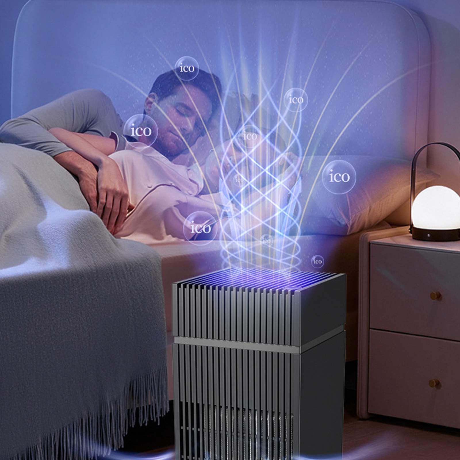 Mann schläft im Bett mit Luftreiniger, der blaues Licht abgibt.