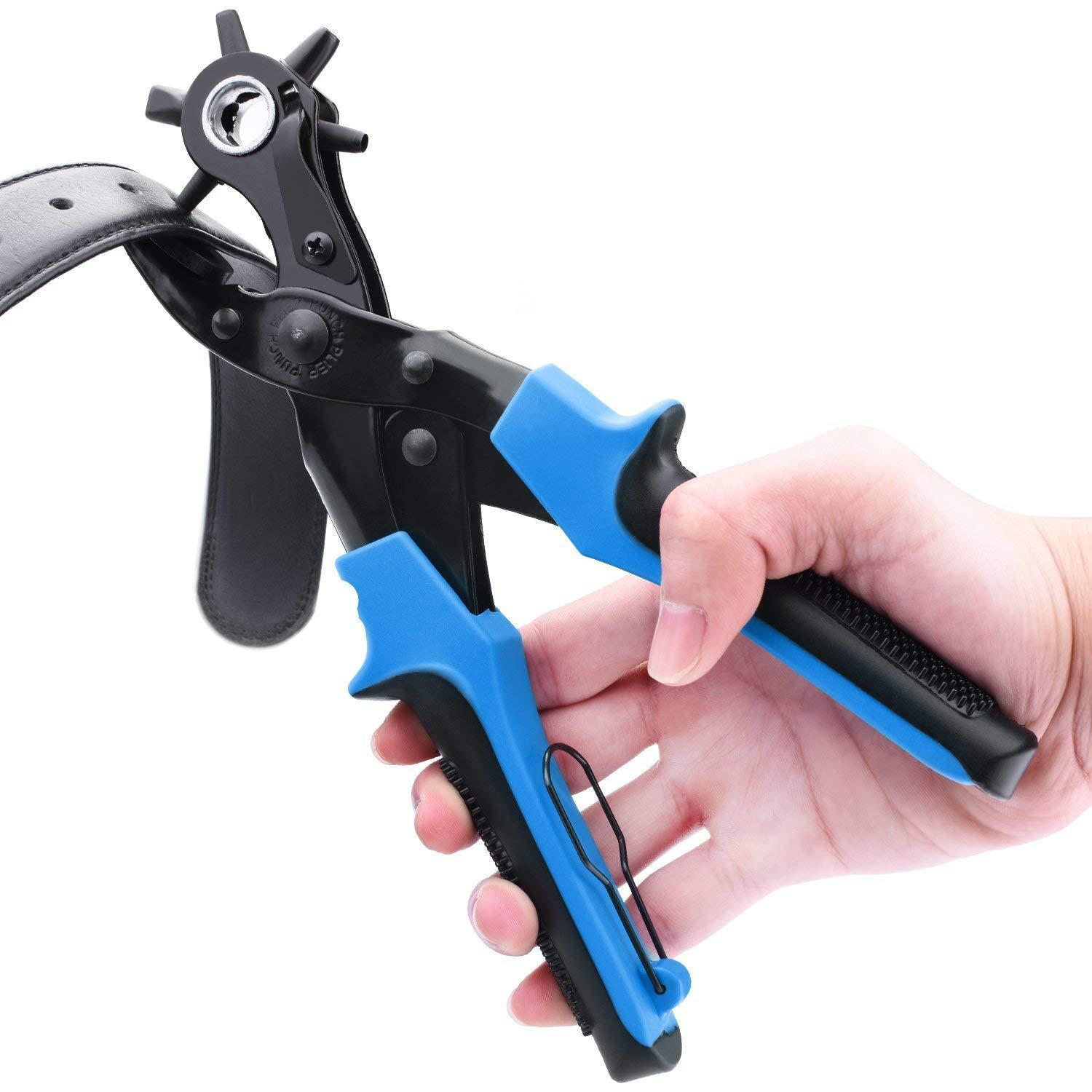 Hand hält ein blau-schwarzes Lederlochwerkzeug, das an einem schwarzen Gürtel verwendet wird.