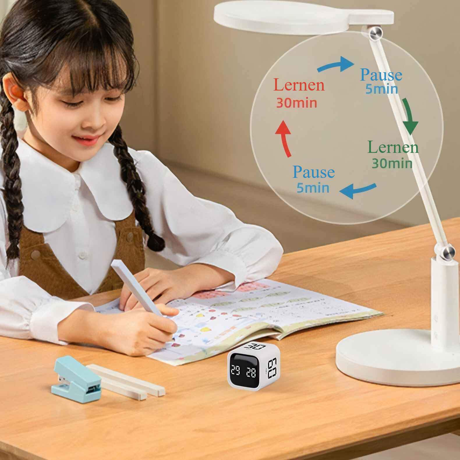 Ein junges Mädchen sitzt an einem Schreibtisch mit einer Lampe und einem Timer und lernt. Es gibt einen Tacker.