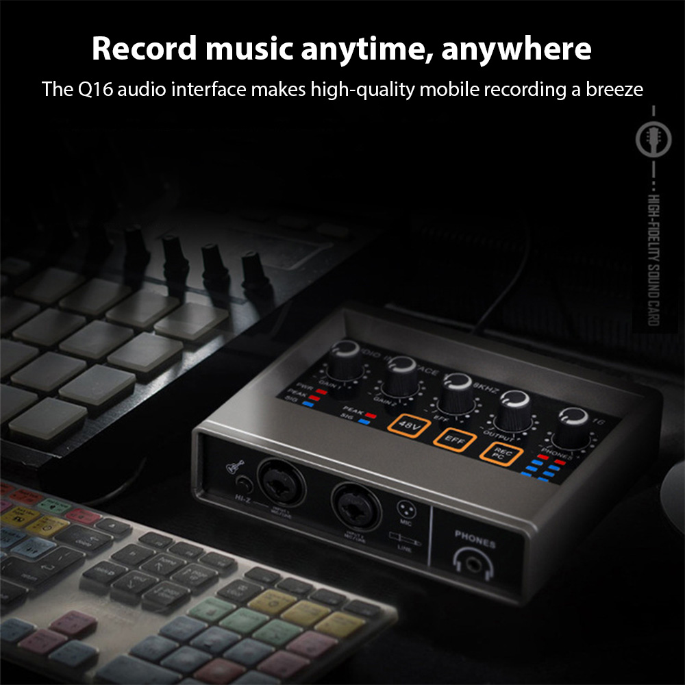 Ein silbernes Audio-Interface mit Knöpfen und Anschlüssen liegt auf einem Schreibtisch mit einem Laptop.