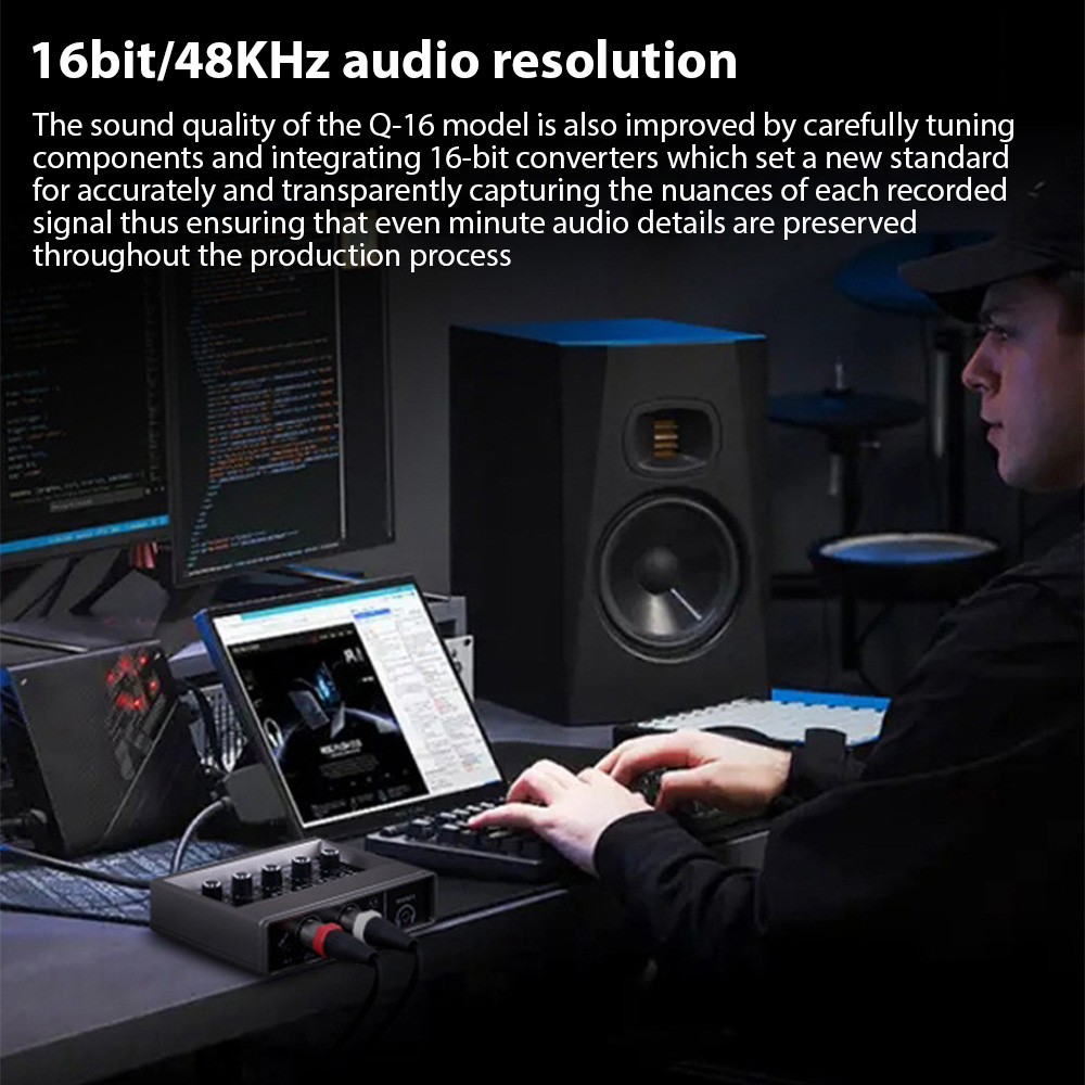 Ein Mann benutzt einen Laptop, der mit Audio-Geräten verbunden ist. Ein Lautsprecher ist rechts.