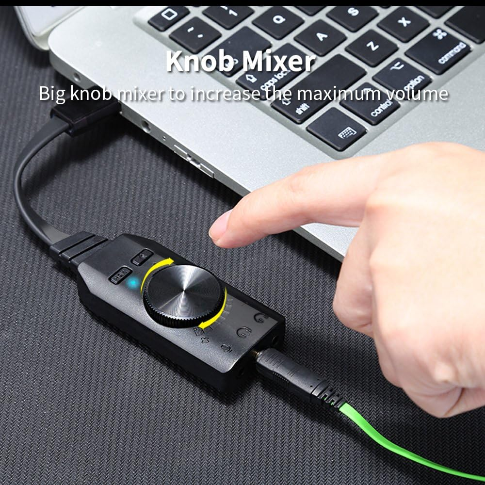 Eine Person stellt einen Knopf an einem schwarzen Audio-Interface ein, das mit einem Laptop verbunden ist. Der Hintergrund ist ein Schreibtisch.
