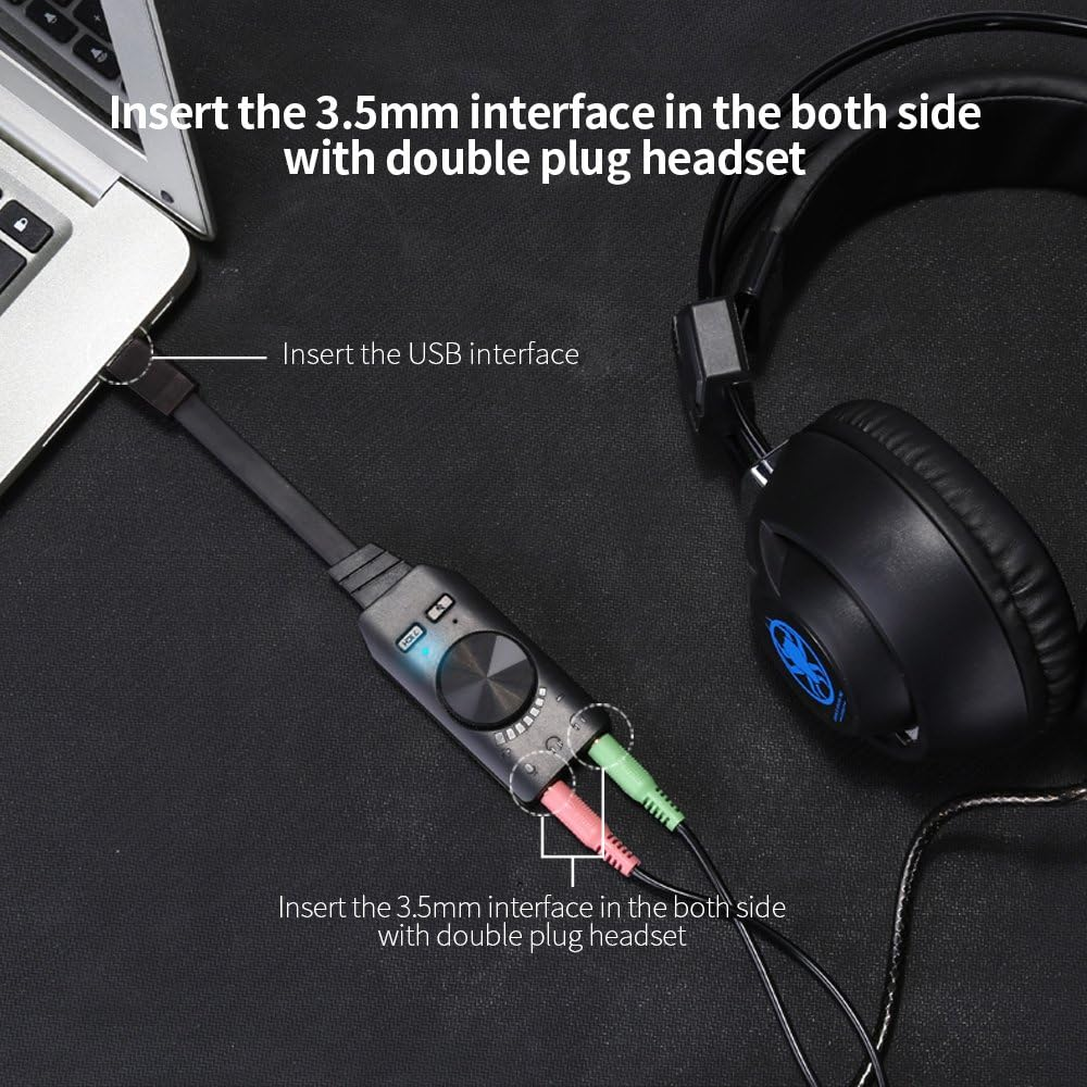 Ein Headset und ein USB-Kabel sind an ein kleines Audio-Interface mit zwei 3,5-mm-Buchsen angeschlossen.