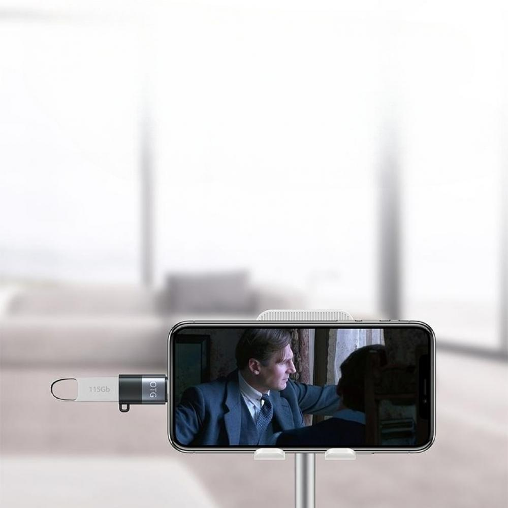 Ein Smartphone ist mit einem USB-Laufwerk verbunden und spielt ein Video von einem Mann im Anzug ab.