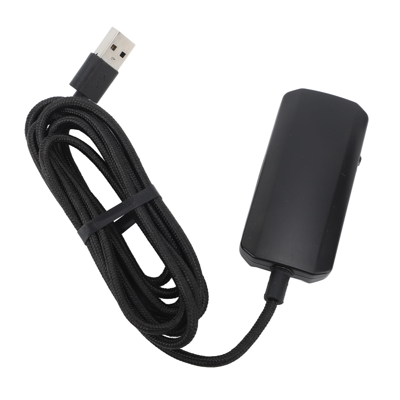 Schwarzes USB-Kabel mit USB-Anschluss und einem kleinen schwarzen Gerät. Weißer Hintergrund.