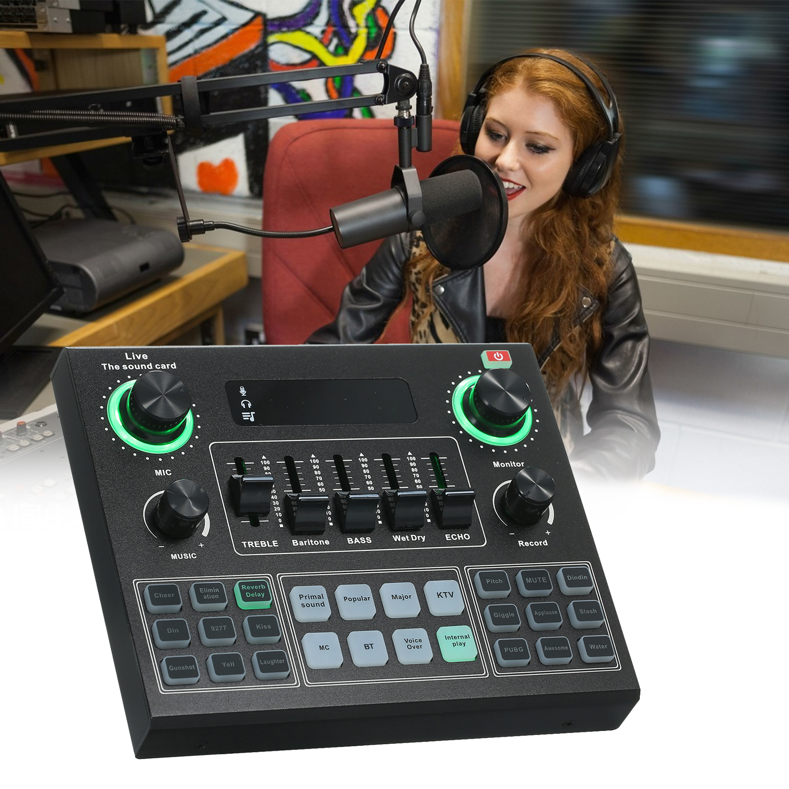 Frau mit Kopfhörern und Mikrofon in der Nähe der Soundkarte.